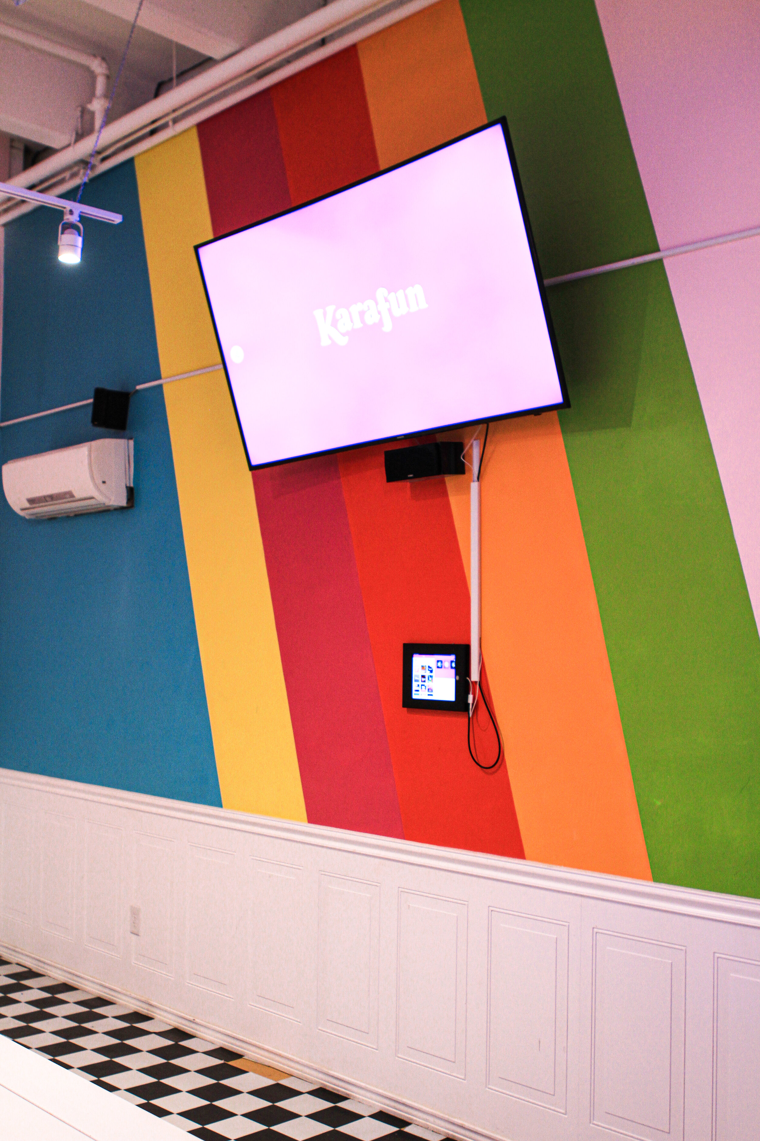  tv displaying karafun karaoke  