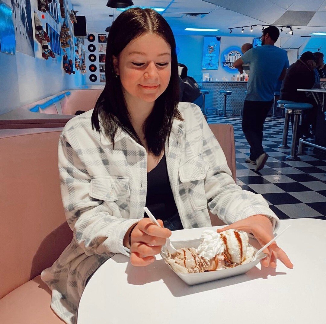 Come on in, sit down and stay awhile! 
📸: @ninaapaigee
.
.
.
#everybodysfavoritz #icecream #icecreamsundae #sweetsandtreats