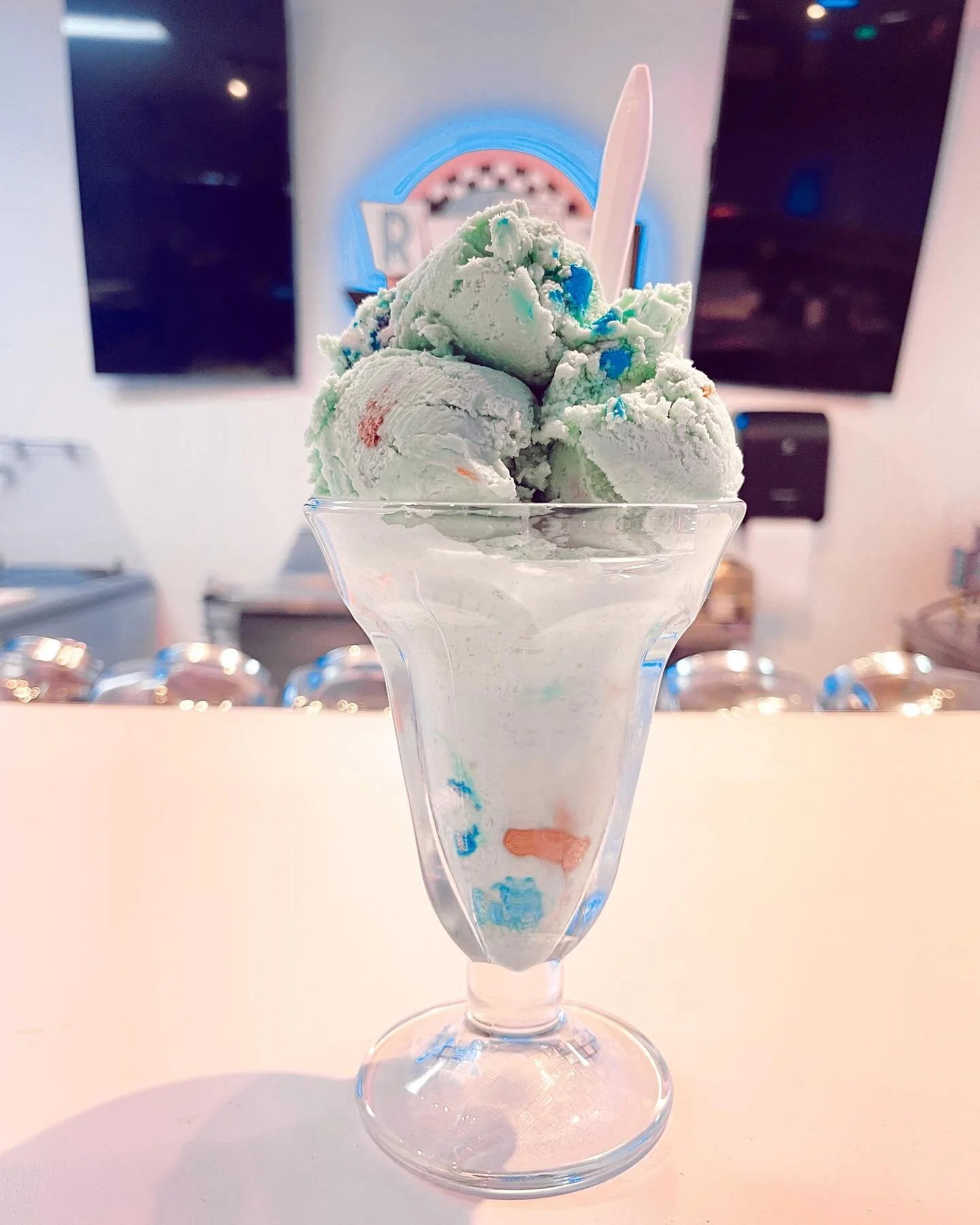 HAPPY MARCH!! 💚

This months flavor is Lucky Charms🍀💫

Come on in to give it a try! 

AND mark your calendars for March 7th, National Cereal Day 🥳 We&rsquo;ll be having our Lucky Charms and Fruity Pebbles flavors half OFF!!🎉
.
.
.
#ritzeatsandsw