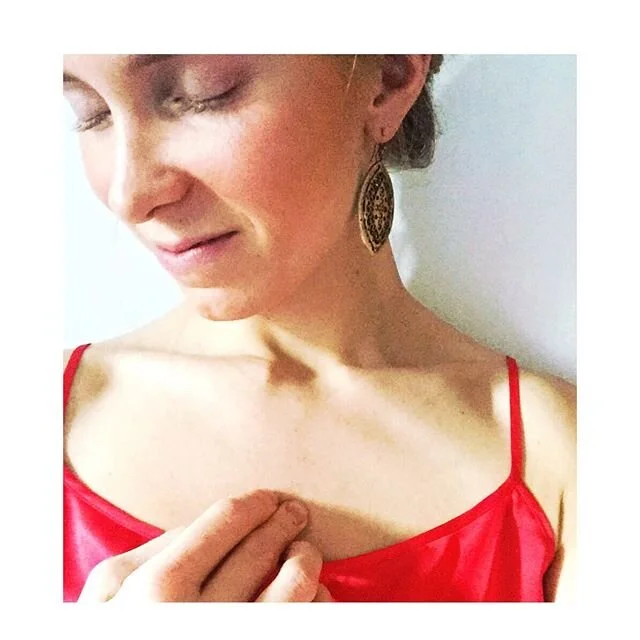 I just love the experience of being a woman...✨
⠀⠀⠀⠀⠀⠀⠀⠀⠀
Coming out of teaching a meditation to connect with our menstrual cycles to our amazing group of Embrace the Magic of Your Cycle- 5 week online course ladies I’m feeling so hopeful for t