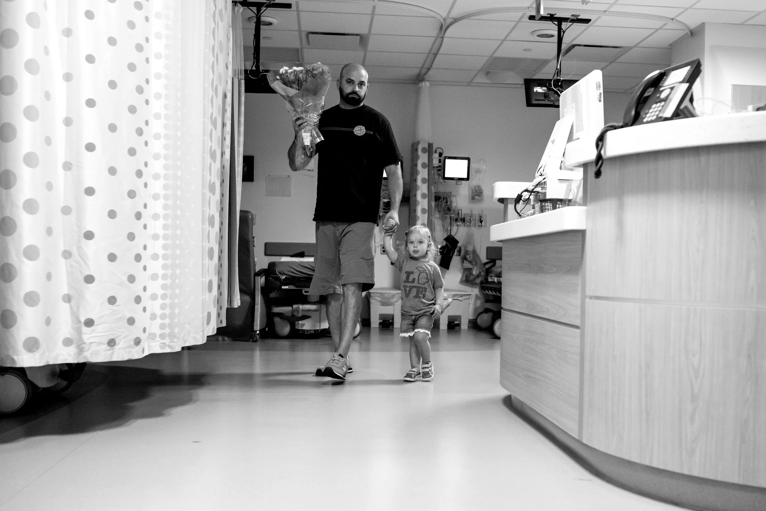 Dad and daughter bring flowers to daughter in hospital