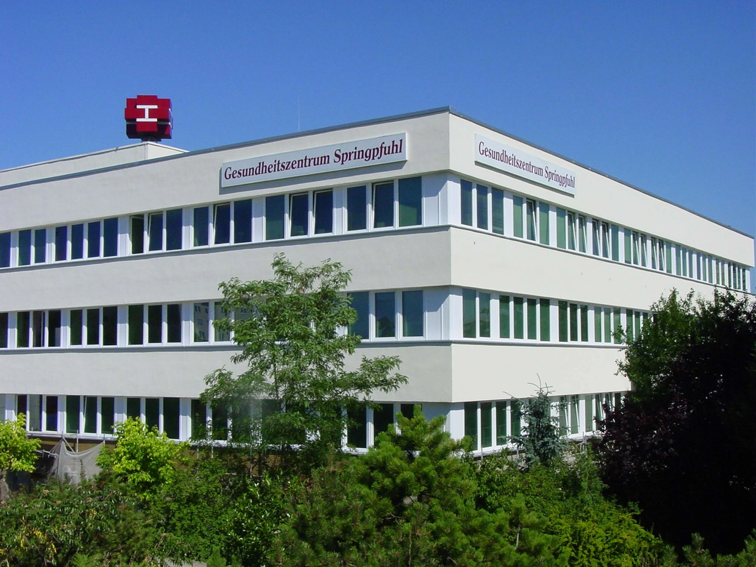 Ärztehaus Allee der Kosmonauten Berlin.jpg