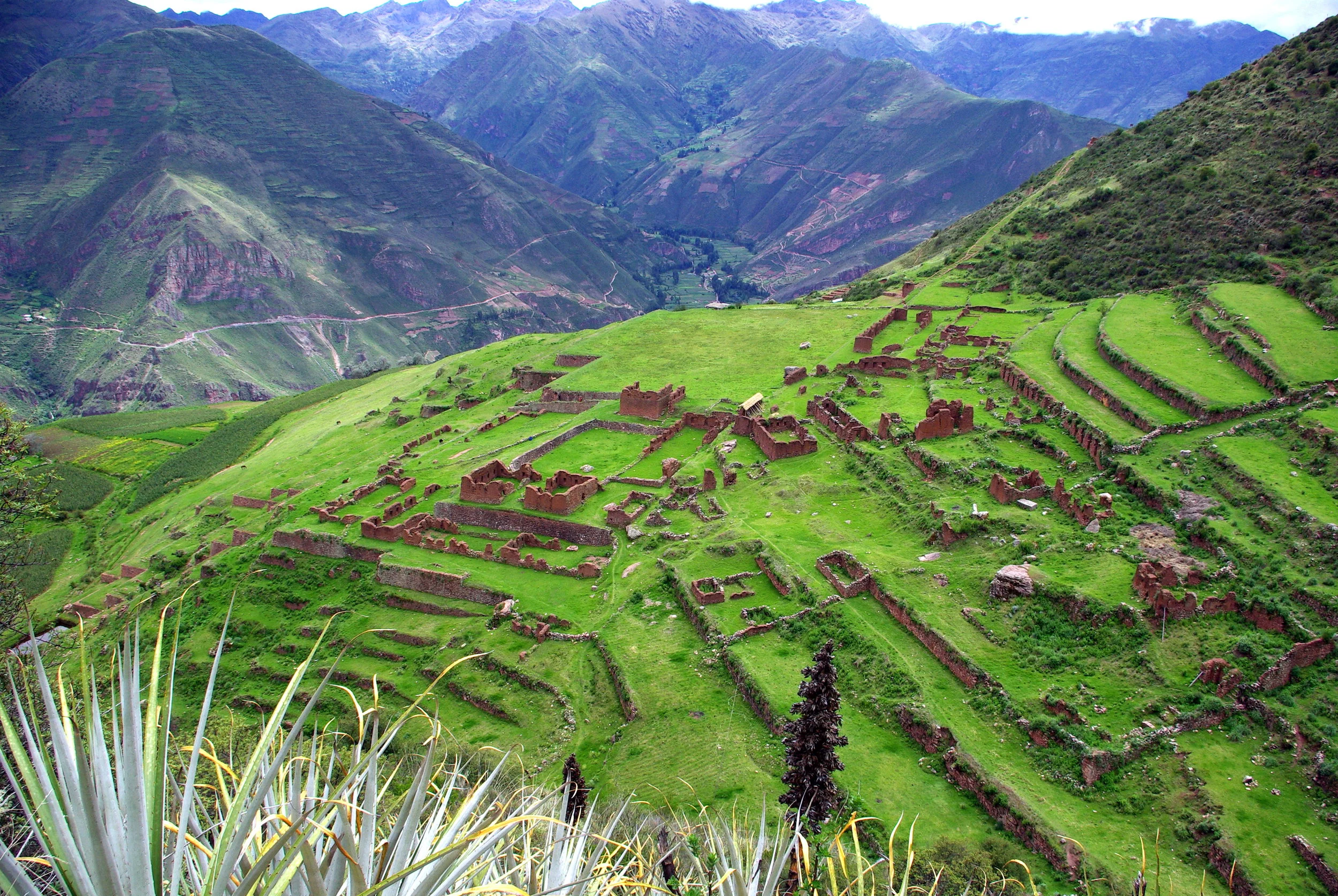 An image of the Huchuy Qosqo Inca ruins seen from above