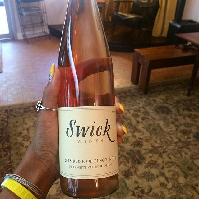 Who else is excited to try this new Swick Pinot Noir Ros&eacute;?! NOW we&rsquo;re ready for summer!
💅🏽 model @the.eclectress