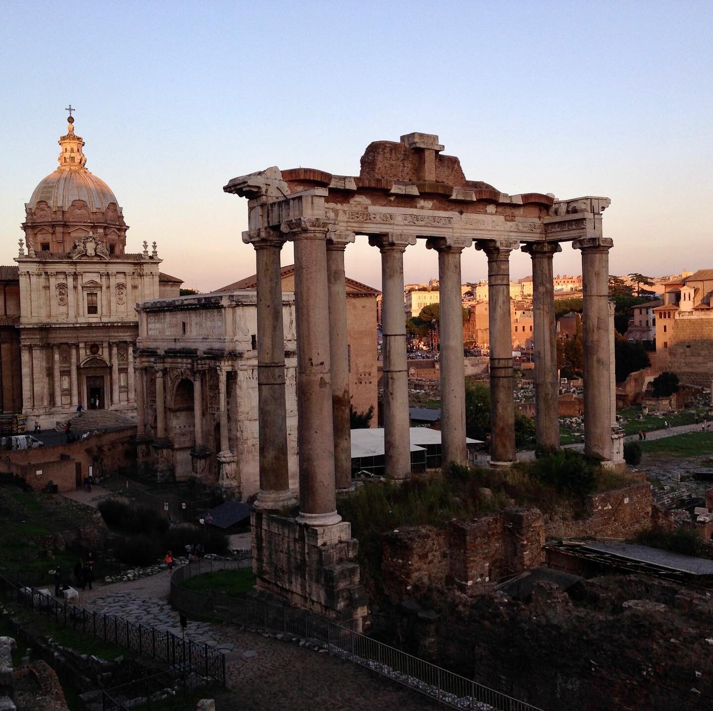 Roman Forum at sunset. 

#tbt #romeitaly #italytravel #italy🇮🇹