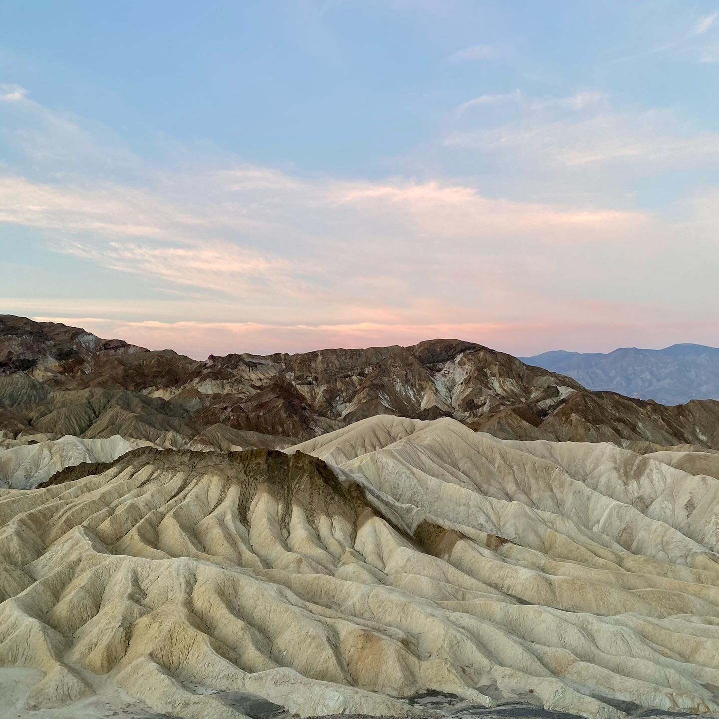 Sunrise at Zabriskie Point. It&rsquo;s definitely worth getting up early for!

#deathvalleynationalpark #zobriskiepoint #deathvalleynps #visitcalifornia