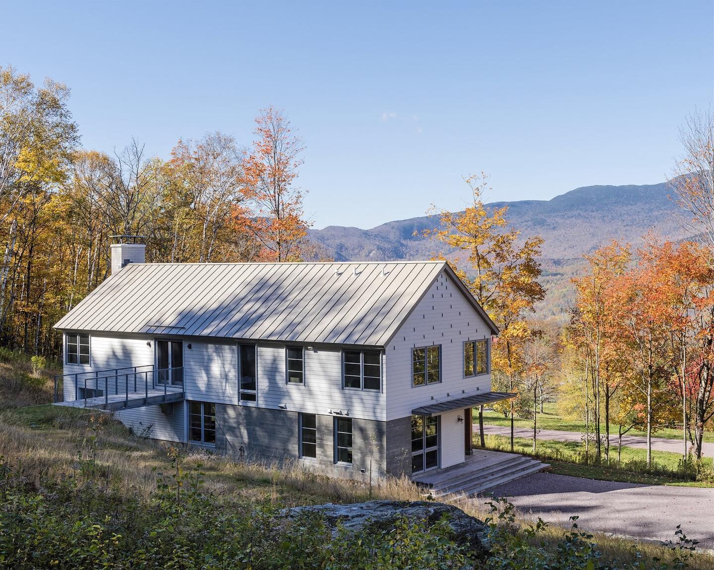 Going through the archives this #Archtober. This private residence in Vermont ties into its surrounding landscapes with tall windows that are strategically placed around interior spaces to provide optimal views out towards the mountain ranges and all