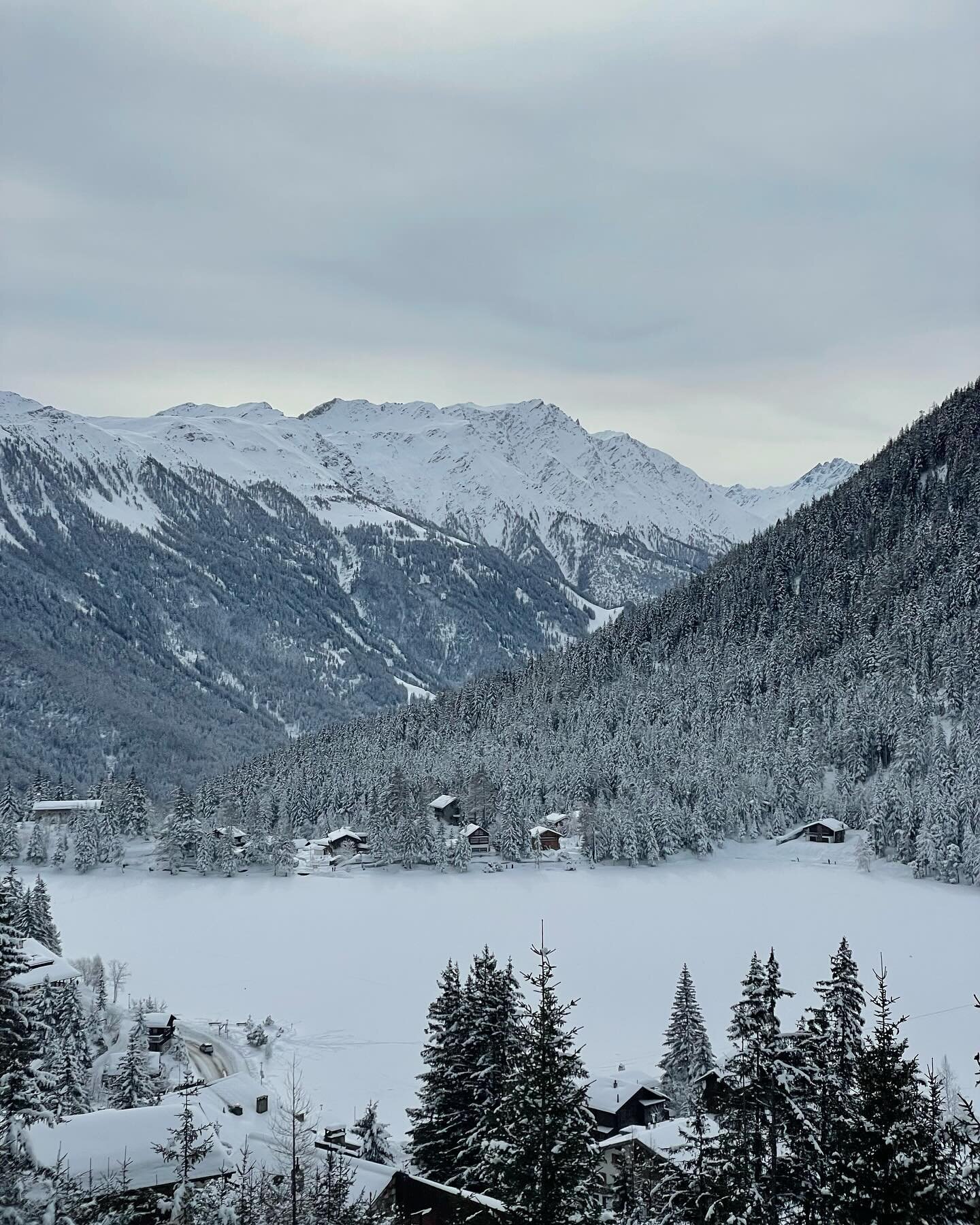 Favorite alpine village 💙
.
.
.
.
#magicalmoments #wintermood #frozenlake #monhiverenvalais #valaisgravedansmoncoeur #switzerlandwonderland #alpinelakes #lasuisse #alpinevillage #mountaintown #lakesandmountains #alpineliving #mountainlifestyle #moun