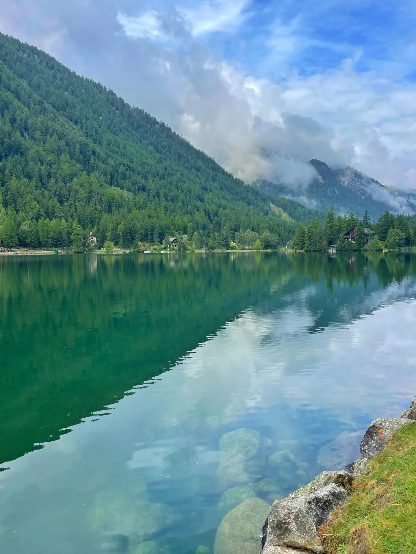 Beautiful Champex 😍
.
.
.
.
.
#montagne #paysdustbernard #montblancexplorer #tourdumontblanc #tmb #valaisgravedansmoncoeur #switzerlandwonderland #alpinelakes #lasuisse #alpinevillage #mountaintown #lakesandmountains #alpineliving #mountainlifestyle