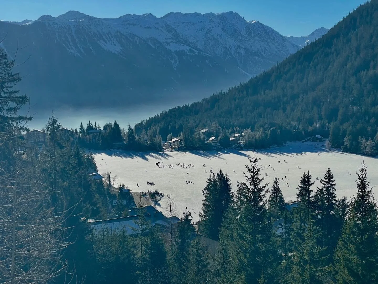 ❄️Ice skaters on #champexlac❄️
.
.
.
.
#iceskater #patin