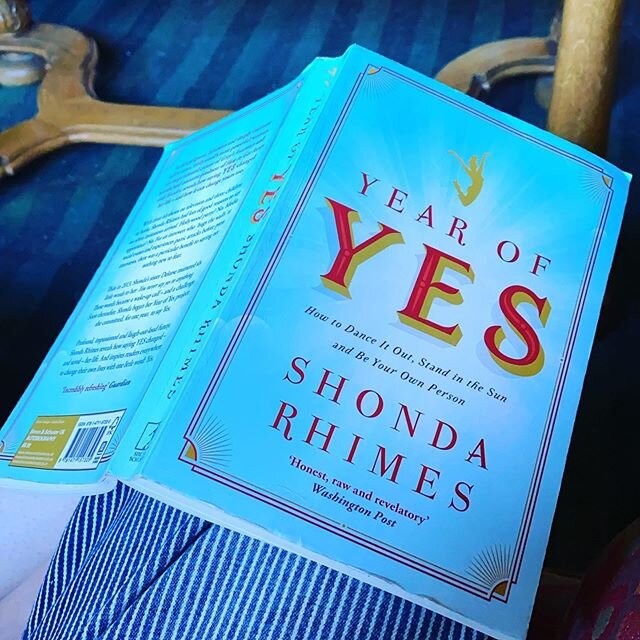 For any #greysanatomy fans, any #shondarhimes fans, any #christinayang #sandraoh fans - or just fans of finding yourself and your ride or die friends (here&rsquo;s looking at you my lovelies 💕✨)
~ 
I HIGHLY recommend this book // I haven&rsquo;t cri