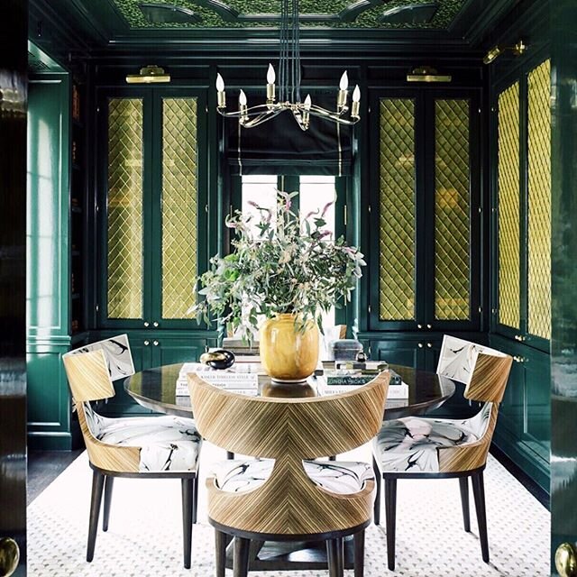 With the holidays in full swing, this dreamy (and festive) dining room by @courtneyhillinteriors is 👌🏻. Also, those dining chairs aren&rsquo;t terrible either.