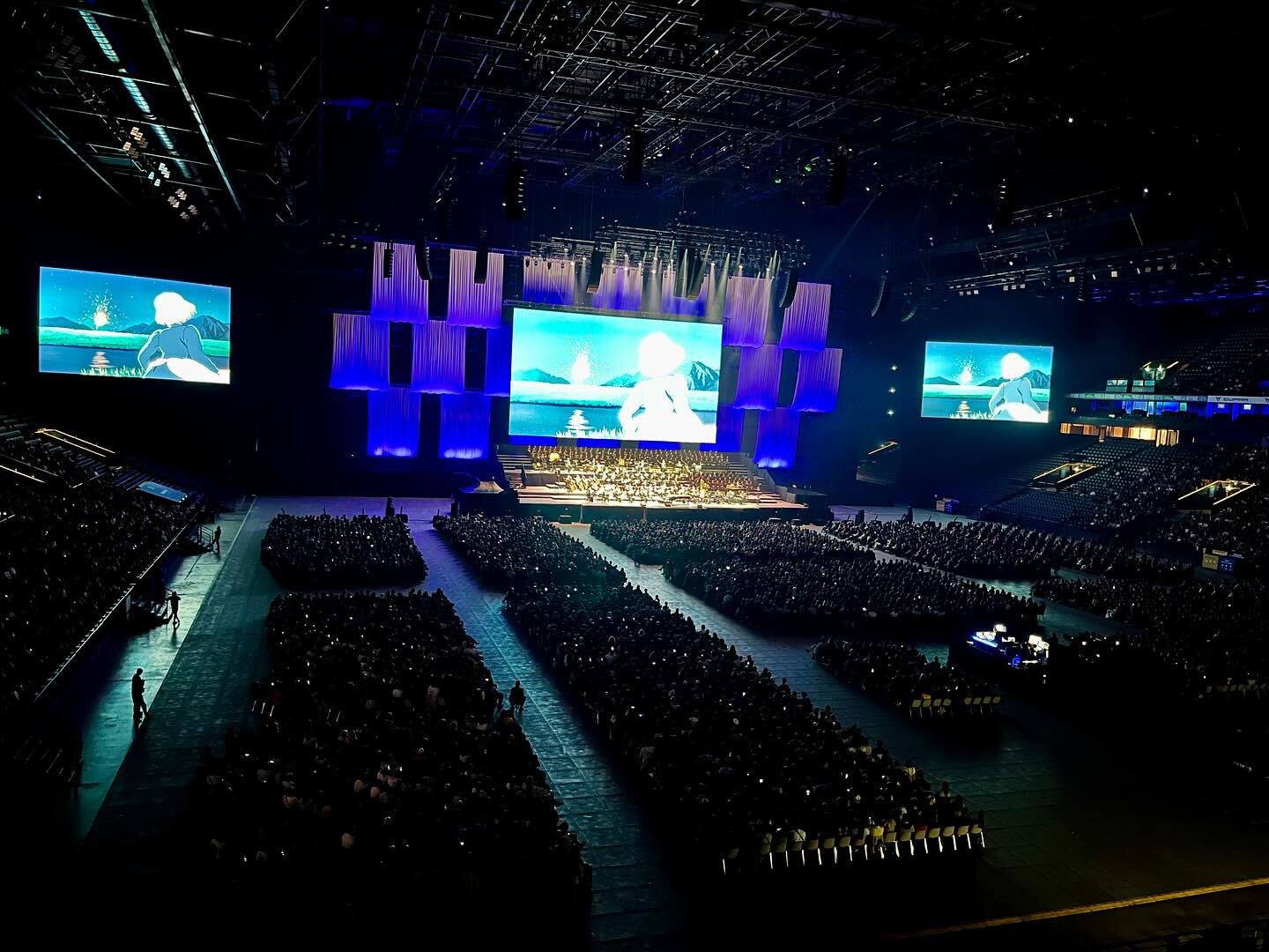 Great pleasure to play this weekend for 2 full concerts at @parisladefense_arena in front of more than 22000 people with @joehisaishi_composer and @royalphilorchestra !

Thanks to all the teams for this crazy project🔥🔥
@ugoandplay @yellowsocksorche