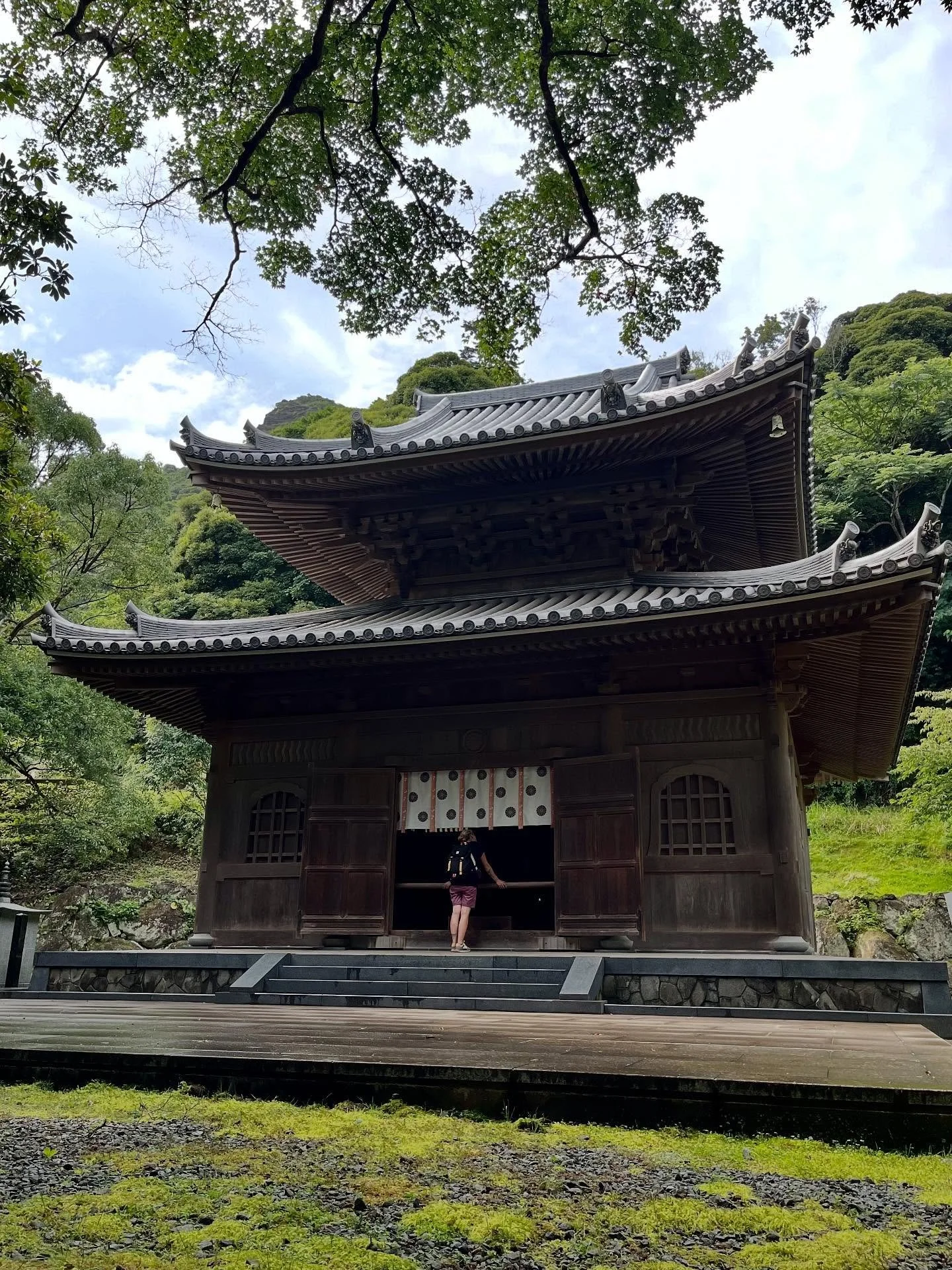 Some photos of this wonderful adventure in Japan 🇯🇵 

1 - Temple Nijon-hi (Chiba)
2 - Traditional kimono (Gunma)
3 - One of Japan&rsquo;s most imposing Buddhas (Chiba)
4 -The last concert with the team available on Hulu (Tokyo Dome) with @joehisais