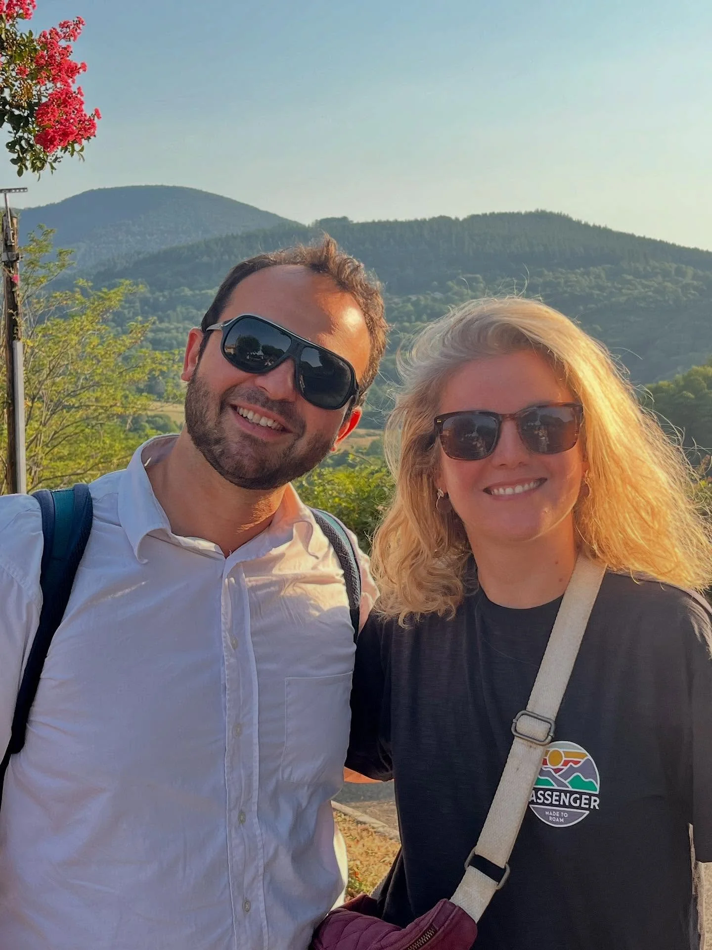 H-1 before the next concert with Avjnel Laska under the beautiful Ari&egrave;ge sun!

H-1 avant le concert avec Avjnel Laska sous le beau soleil d&rsquo;Ari&egrave;ge !

#nextconcert #concert #livemusic #duo #mandolin #piano #italianprogram #serressu