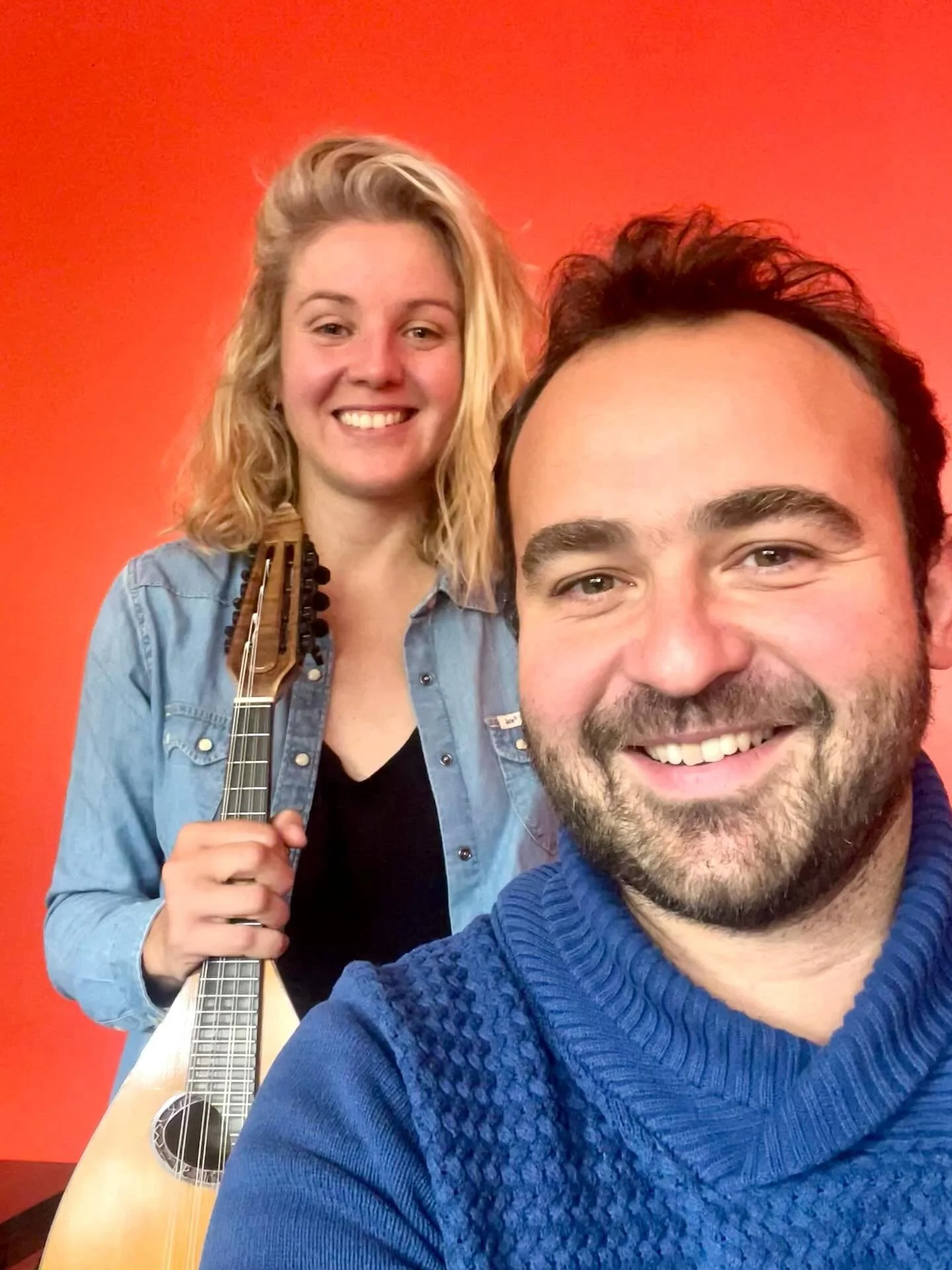 Rentr&eacute;e dans la bonne humeur !
De nouveaux projets arrivent tr&egrave;s vite avec @avnjel ✨

*** 
Back to school in good spirits!
New projects coming soon with Avjnel 🔥

#duo #music #classicalmusic #mandolin #piano #goodvibes #newprojects