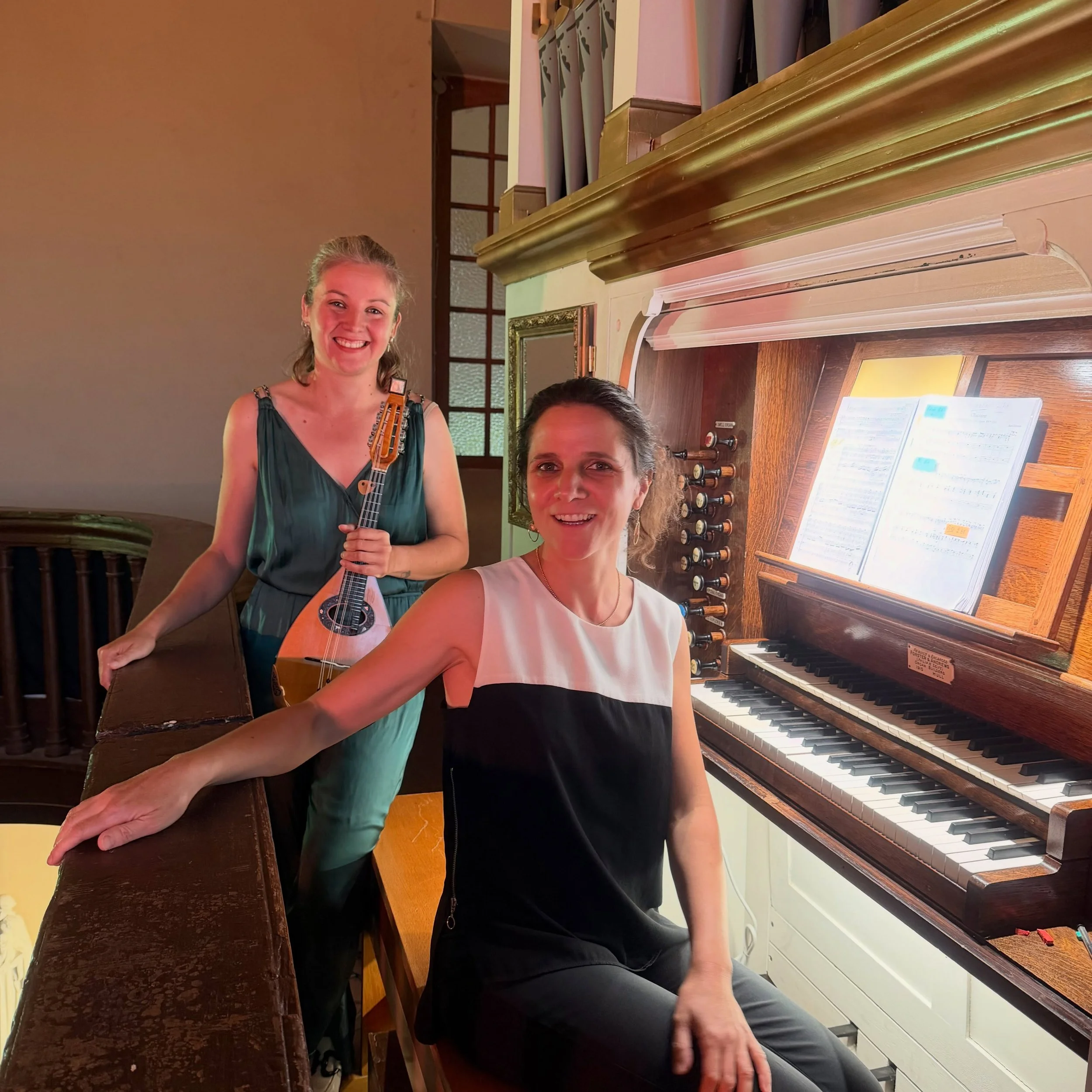 Quelques instants avant notre concert avec @aureliesamani 🔥

✧ ✧ ✧ ✧ ✧
Just a few moments before our concert with Aur&eacute;lie Samani ! 

#concert #duo #mandolin #organ #livemusic