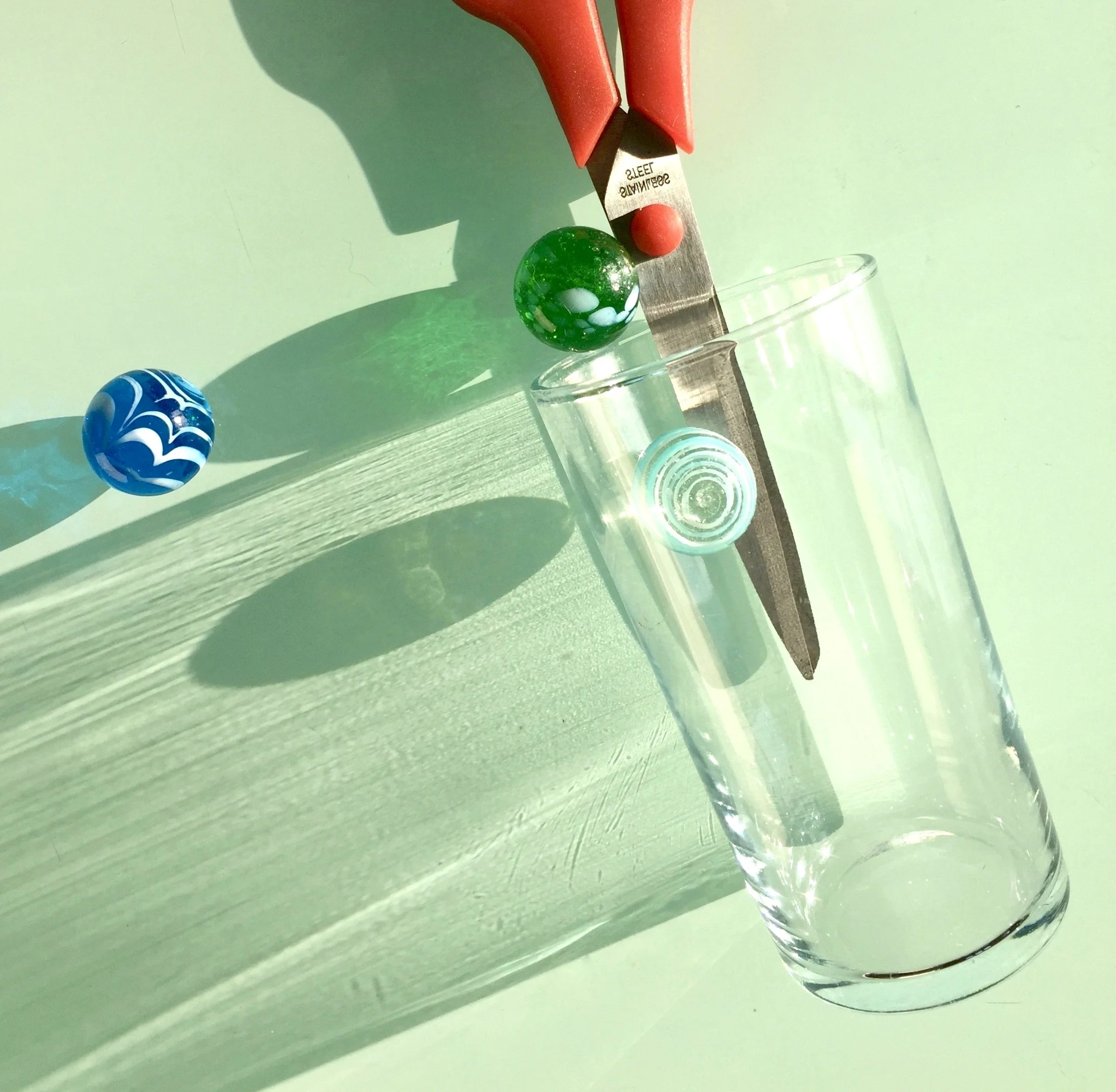 CUTTING THE FIZZ (36X36)