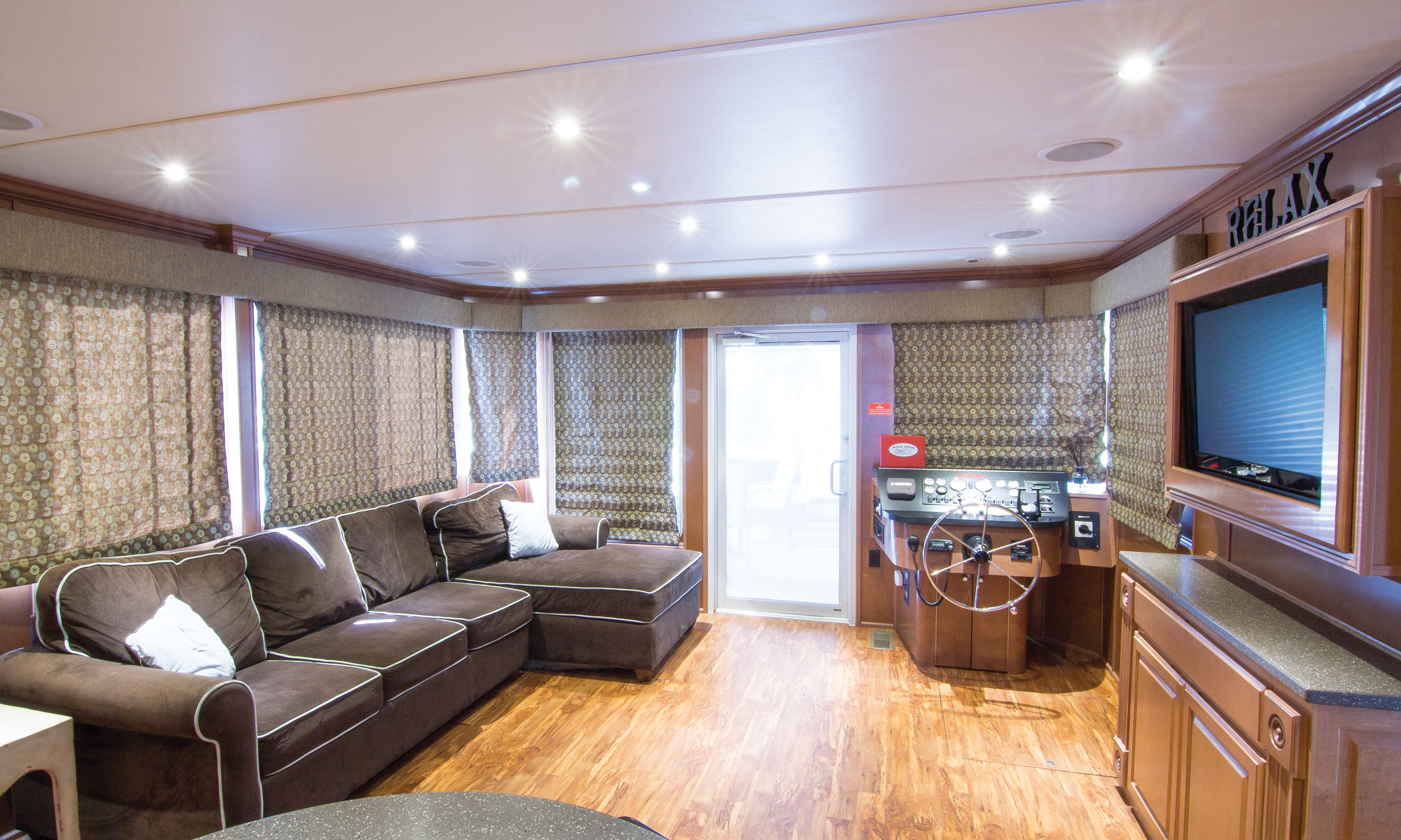 Suzanne-Houseboat-Interior-2