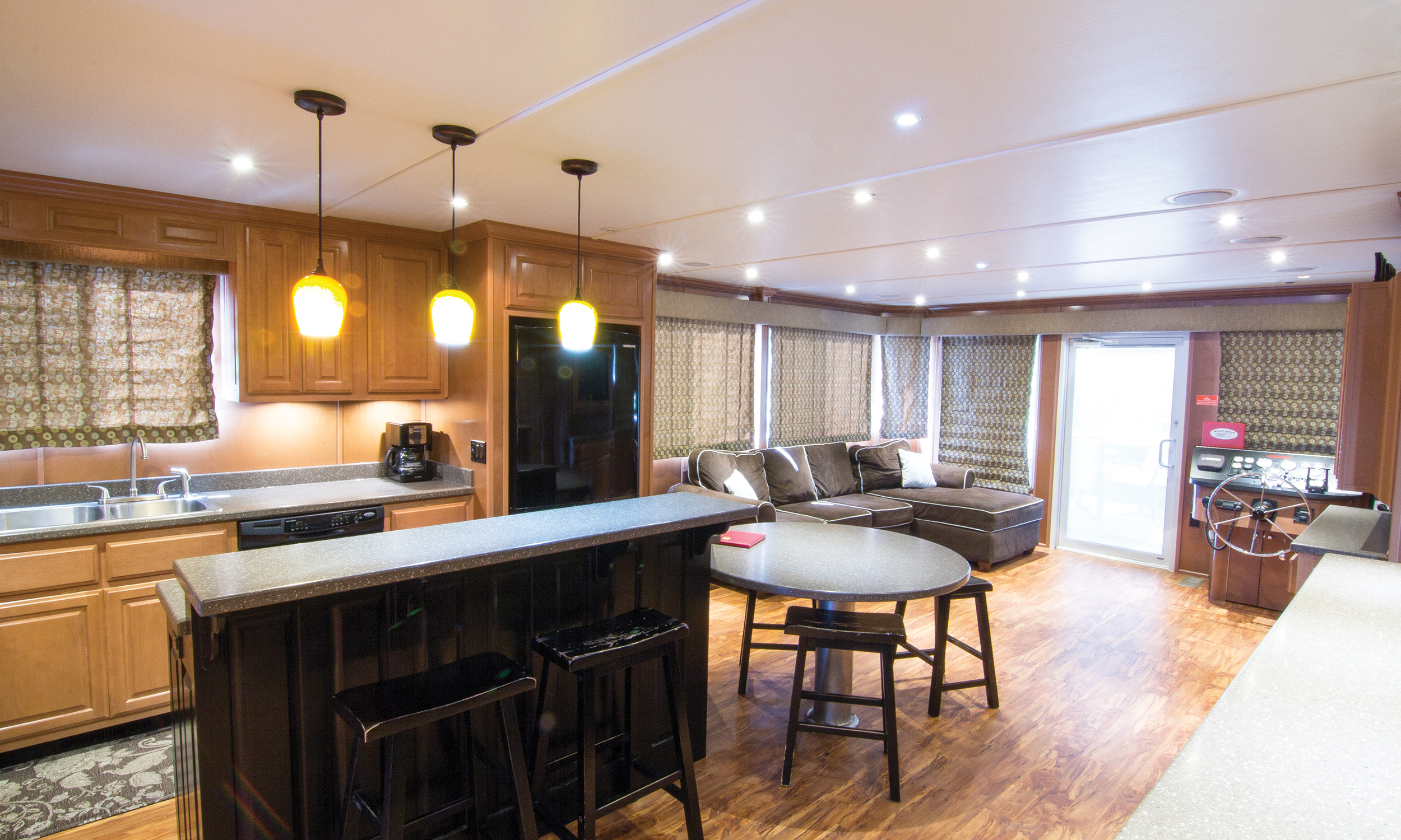 Suzanne-Houseboat-Interior-3