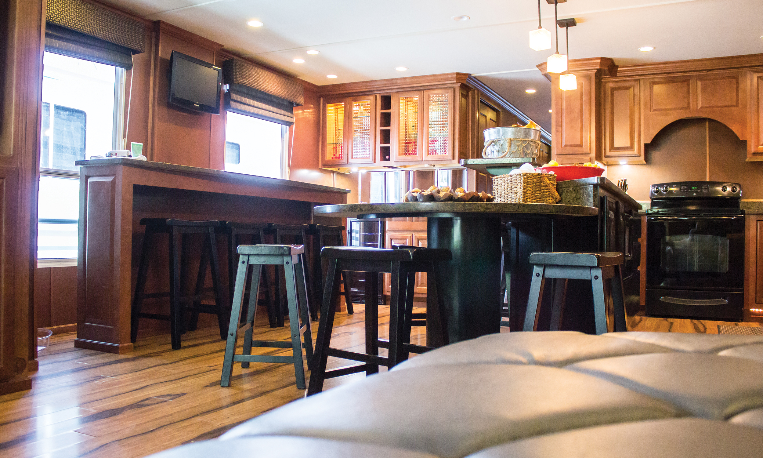 Shirley-Ann-Houseboat-Interior-3