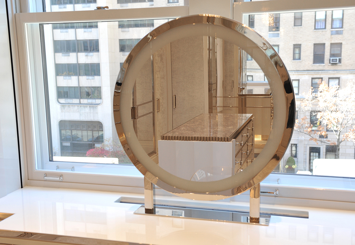  Make-up mirror with integrated light 