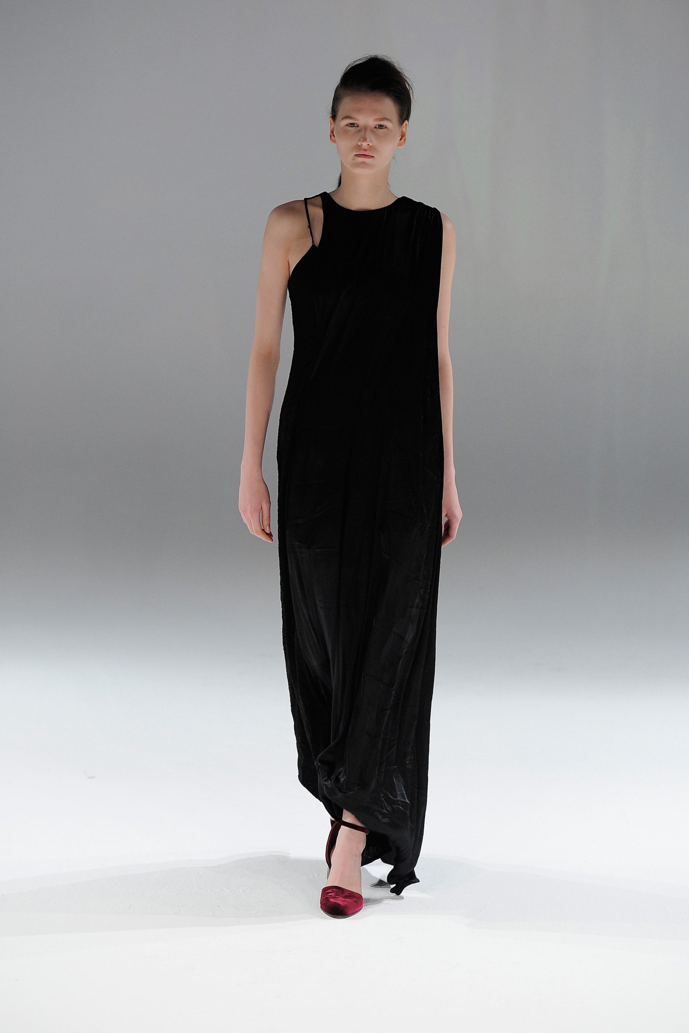  A transforming dress in Hussein Chalayan's Fall 2013 runway show. Image from Vogue.com. 