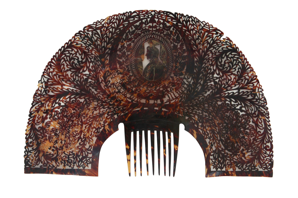   Peinetón  made of tortoiseshell with the image of Juan Manuel de Rosas, 1832-1837.  The Guerrico Collection, National Museum of Fine Arts of Argentina, Buenos Aires. 