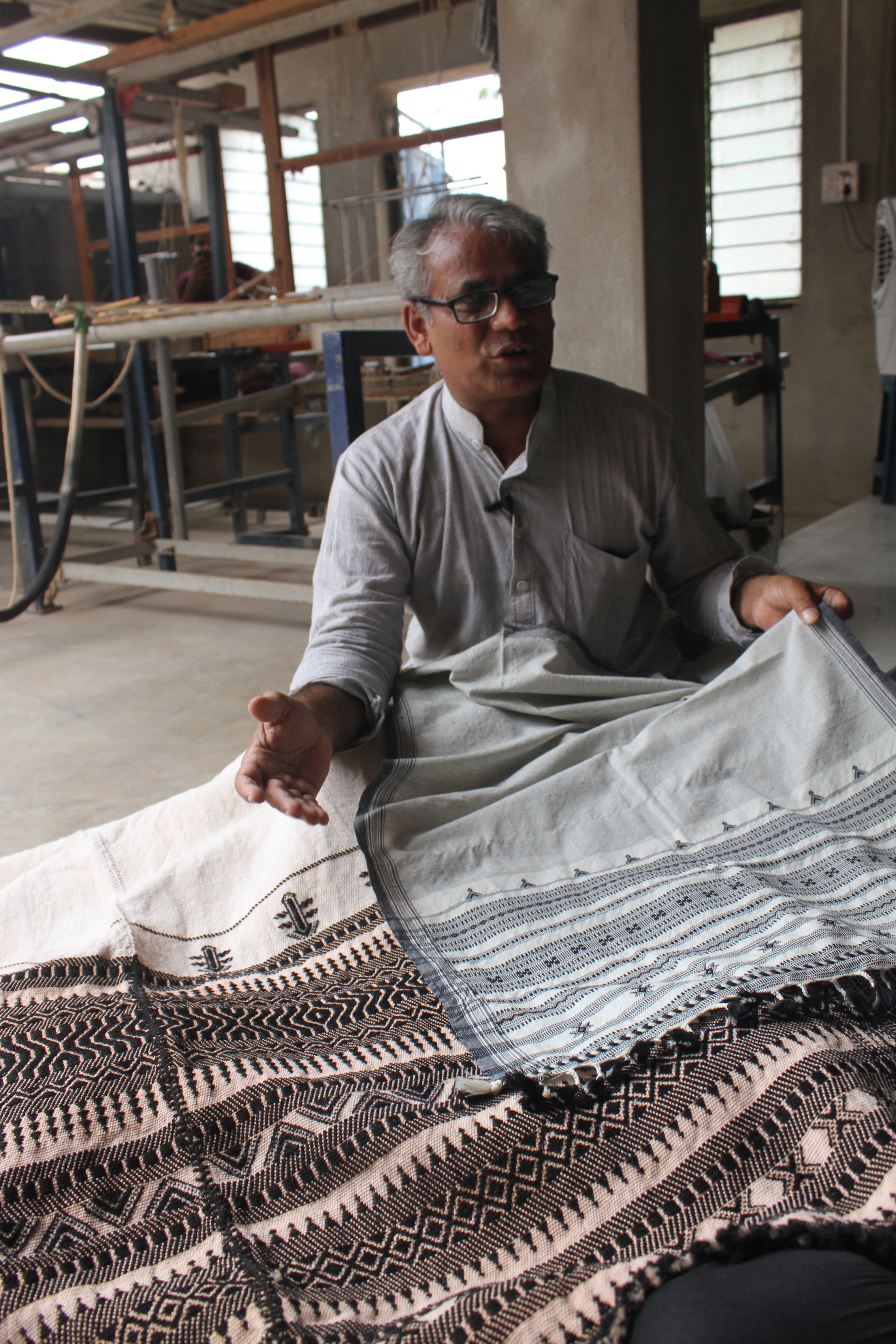  Dayalal Kudecha, a weaver from Bhujodi who attended KRV in 2008, after which he worked his way up from job-weaver to weaver-designer, entrepreneur and teacher. His products have a distinct look. He has perfected the use of natural dyes to achieve st