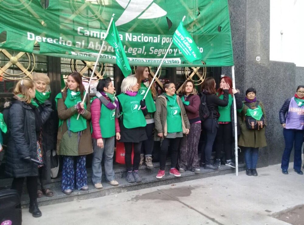  Crucial to this campaign has been the inclusion of different age groups. Regardless of age, all activists show up to demonstrations with their green gear, demonstrating solidarity with one another. Note the women to the right of this picture, where 