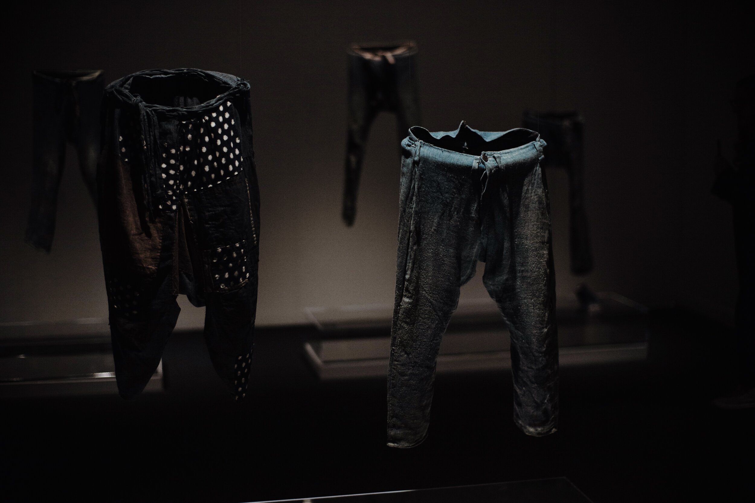  Figure 3. Boro bottoms — mataware, tattsuke and women’s monpe — with the reflective mounts under each pair of objects. Photograph by Alina Osokina. 