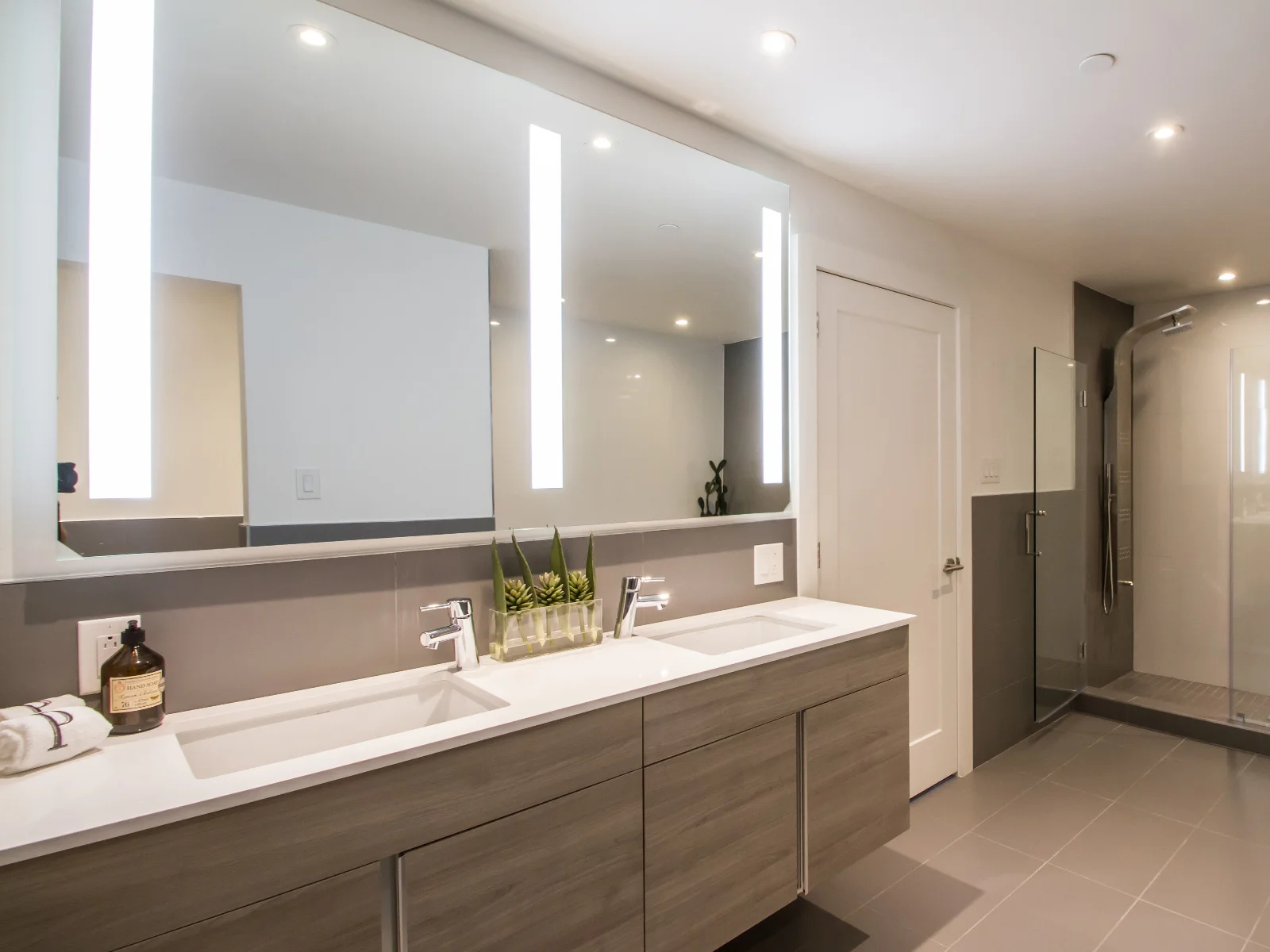 CUSTOM VANITY LIGHTED MIRRORS