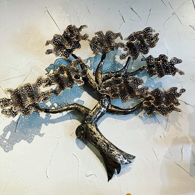 I love this mid-century metal tree so much. 😍 #midcentury #midcenturymodern #metalartwork #art #itssharp