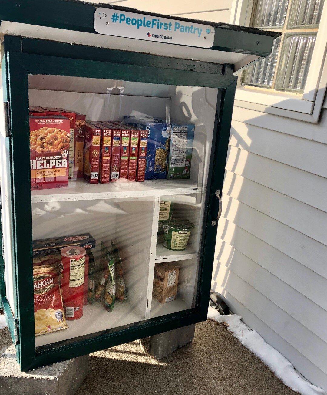 People First Pantry is a (movable!) #collab between Healthy Families Dickinson in #dickinsonnd and @choicebank #teamwork #teamworkmakesthedreamwork 

#minipantrymovement in #northdakota