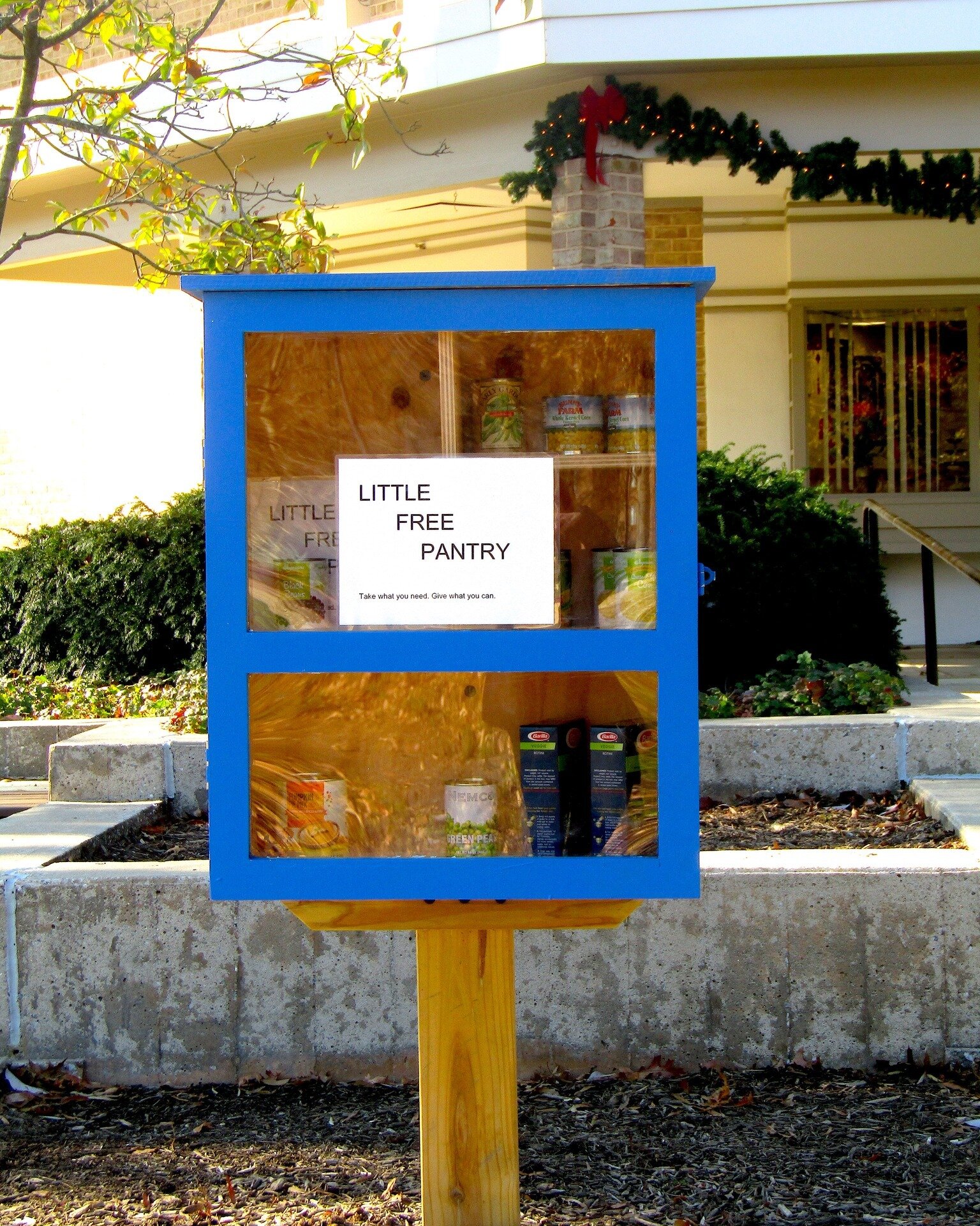 Wilde Lake's #littlefreepantry is maintained by the Wilde Lake #communityassociation. 💙

#blue #holiday #garlands #minipantrymovement in #columbia #maryland