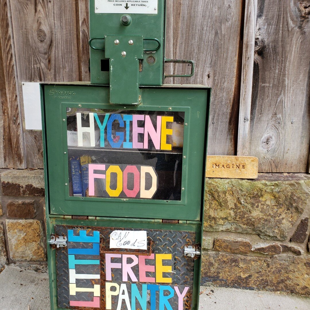 #Repurposed #newspaperbox LFPs are among our favorites. Especially loving the Newton County #publiclibrary #littlefreepantry with its big, colorful lettering. 

And the library itself? Don't y'all want to go?!

#reading #libraries #democracy #minipan