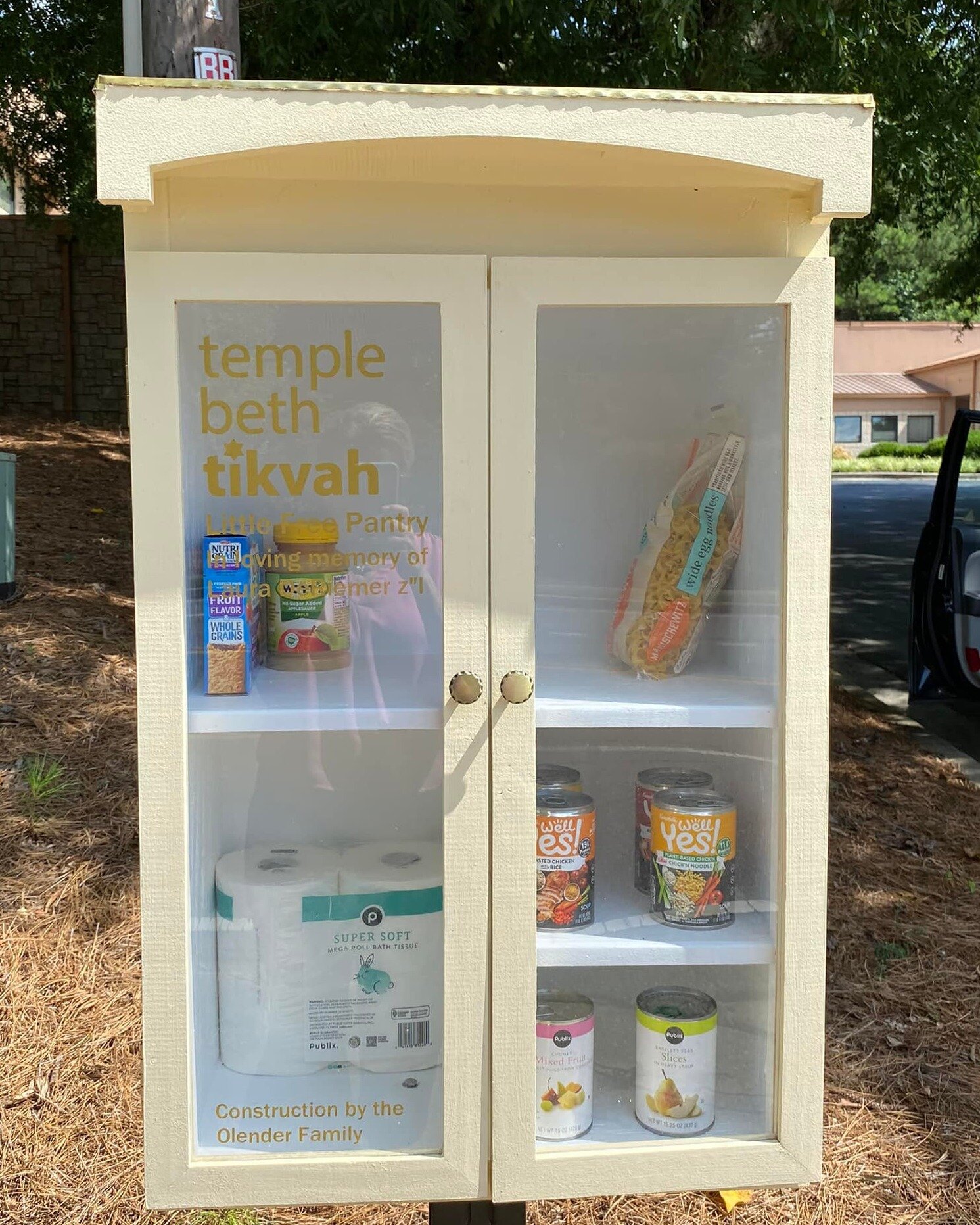 Temple Beth Tikvah #littlefreepantry in #roswellga #inlovingmemory of Laura. Thinking of those who grieve this #holiday season. ❤

#minipantrymovement in #georgia