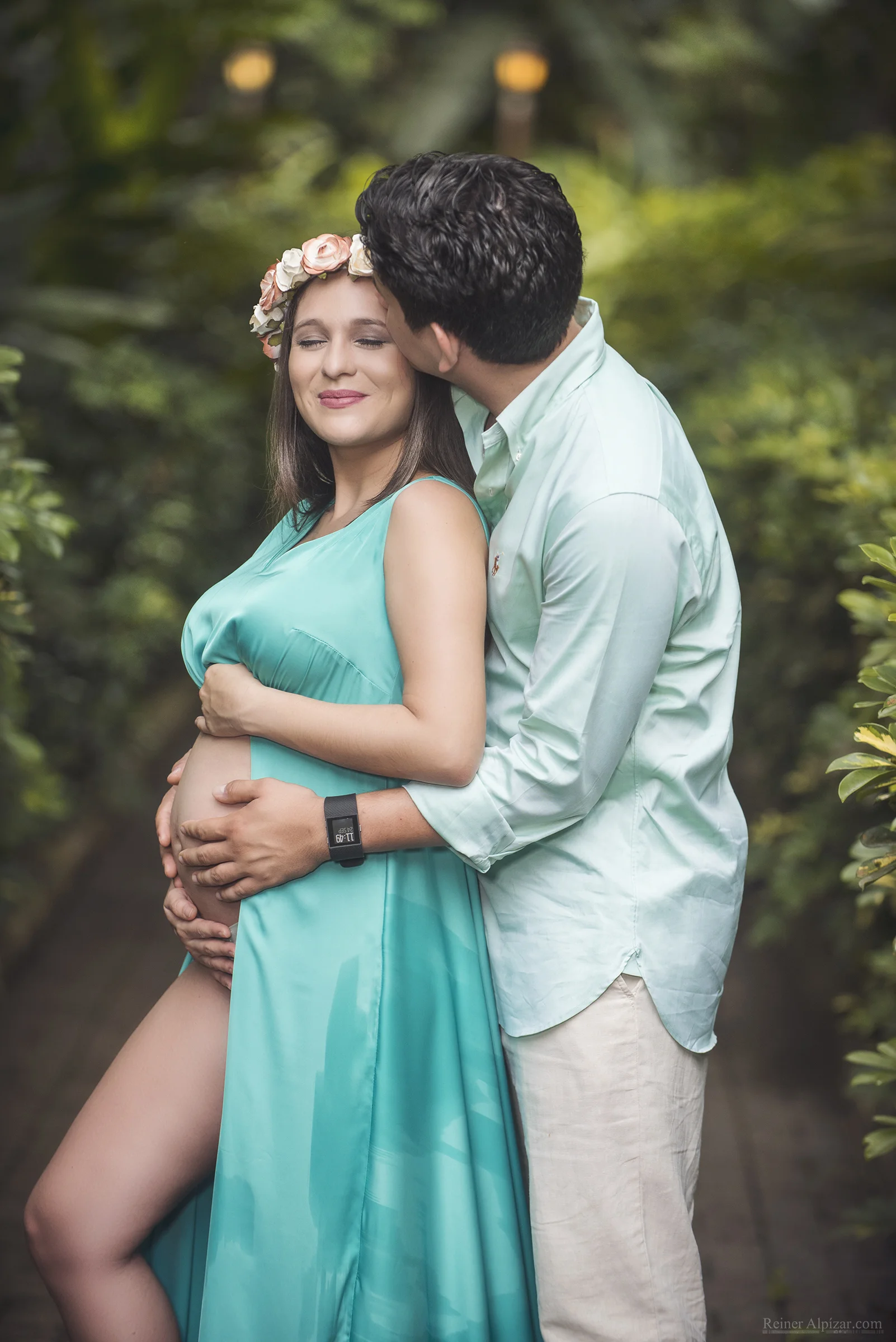 Queríamos hacernos una sesión de fotos de embarazo de nuestro primer bebe, llenos de muchísima ilusión. Nos recomendaron mucho a Reiner para la sesión. Sin embargo, superamos al 100% nuestras expectativas, desde el momento de la primera toma cuando nos enseño en su cámara como había quedado fue una emoción muy grande, estaba preciosa. Ademas, disfrutamos mucho la sesión de fotos, el nos brindo mucha confianza, así que estuvo lleno de risas. Y todo esto fue sin planearlo mucho porque nosotros llegamos a la sesión sin idea alguna de que tipo de poses queríamos, nada de nada, solo sabíamos que queríamos fotos con la pancita. Y resulto mejor que planeado. Reiner es muy creativo y profesional. Cuando llego el momento de ver todas las fotos ya editadas, estábamos encantados, el trabajo quedo precioso, no sabíamos ni como escoger para enmarcar unas porque todas estas muy lindas. Las sesiones de fotos en el embarazo, en lo personal, son un recuerdo muy valioso de estos nueve meses tan lindos que llevamos a nuestros pequeños en el vientre. Gracias Reiner por hacer posible que ese recuerdo sea tan bello! Saludos desde Nicaragua, Celia & Adolfo