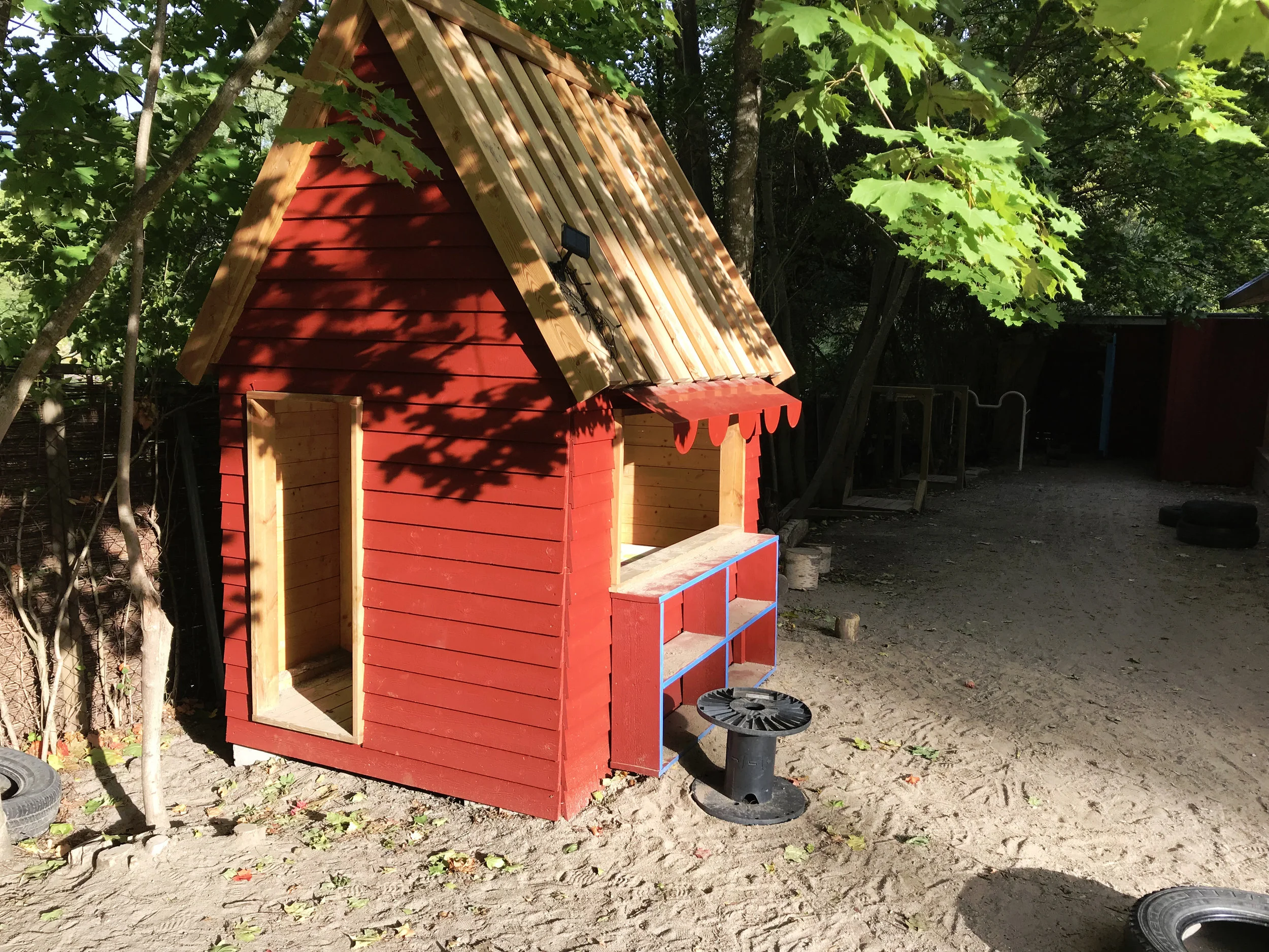 Lekstugan/kiosken är röd.