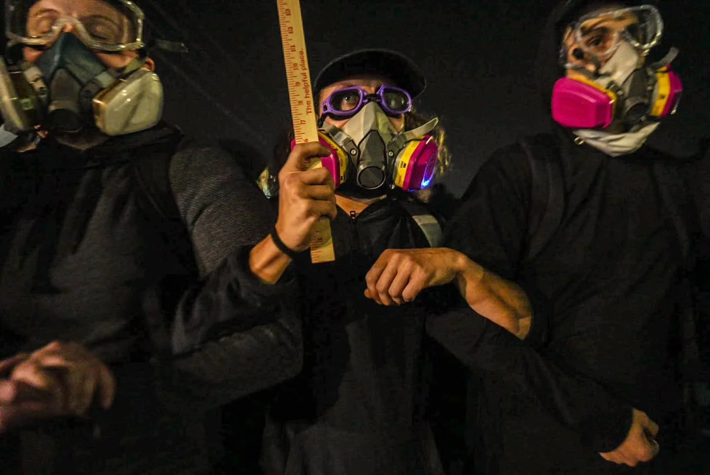 Images from the evening of September 27 outside the Broadview ICE facility show federal agents creating chaos in the streets, deploying chemical irritants and using force against peaceful protesters. Agents pushed the entire block back to the stop si
