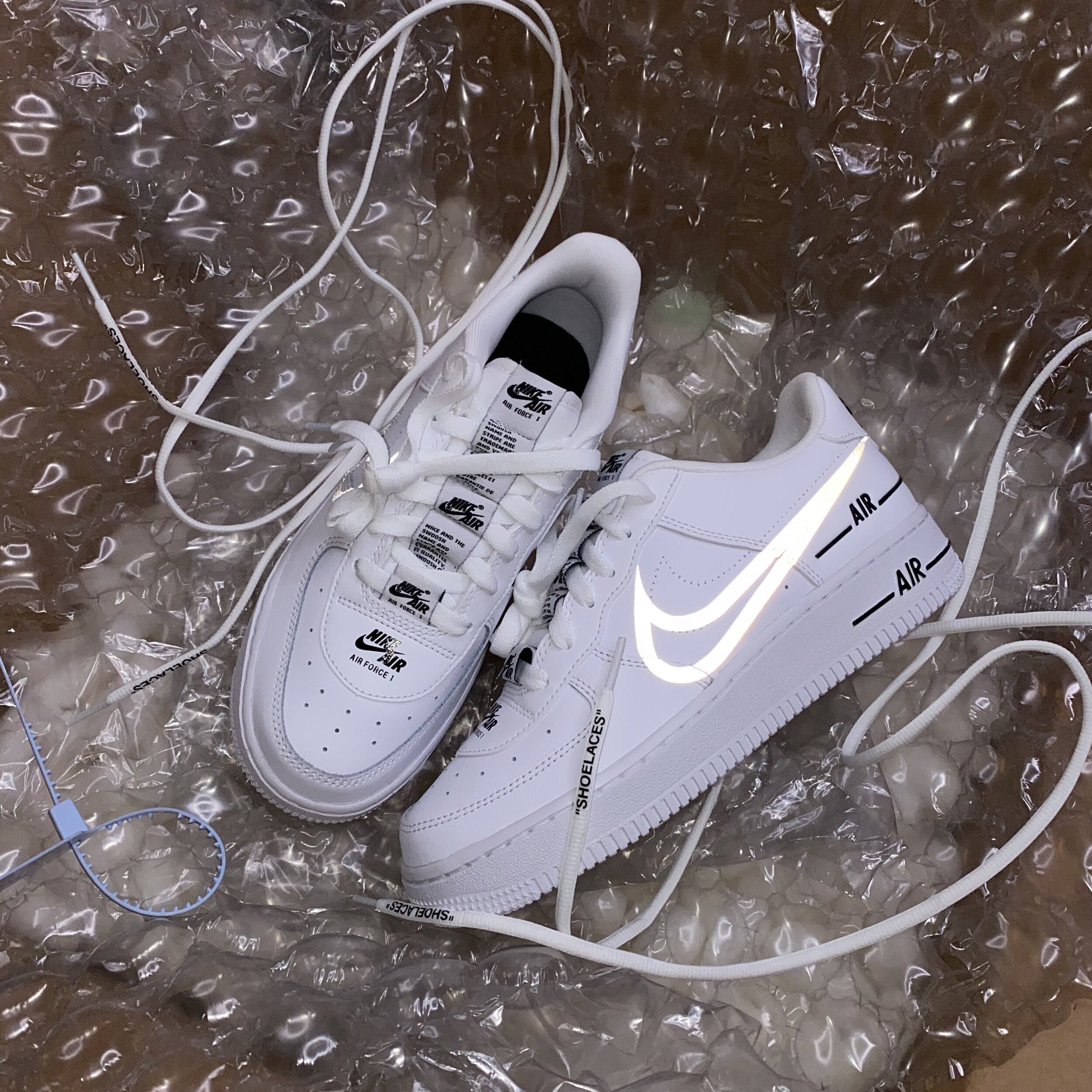 nike air force 1 silver lace tag