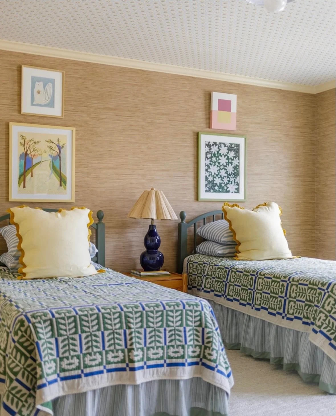 Art in children&rsquo;s rooms? Absolutely, yes. 🙌🏻 

Every detail makes this space designed by @amandalouiseinteriors so special. Love seeing my &lsquo;Wanderlust&rsquo; piece from the &lsquo;Vereen Gardens&rsquo; series cozy at home here. ✨

- ✿ -