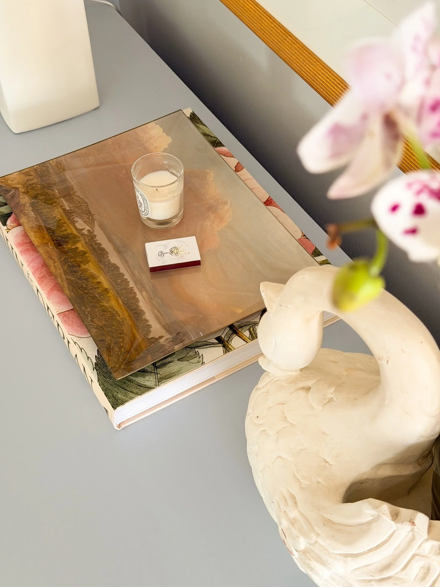 Closing the year with this lovely gifted decoupage tray from the creative collaboration with @finchhudson and @johnderiancompany. While it&rsquo;s functional art, I could easily see this piece being displayed on a wall&mdash;it has such versatility. 