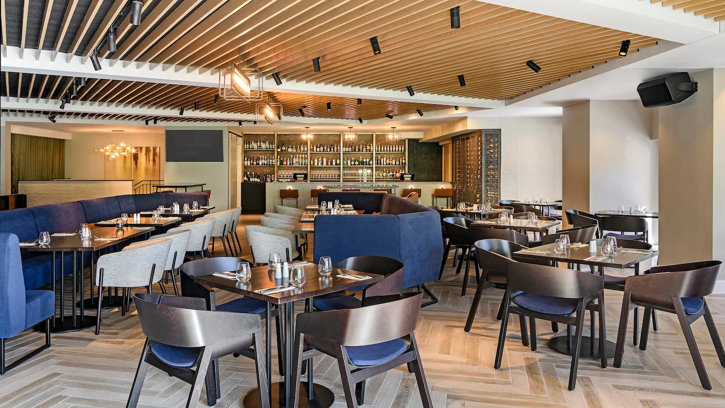 Queens Head Bar and Eatery wide.jpg