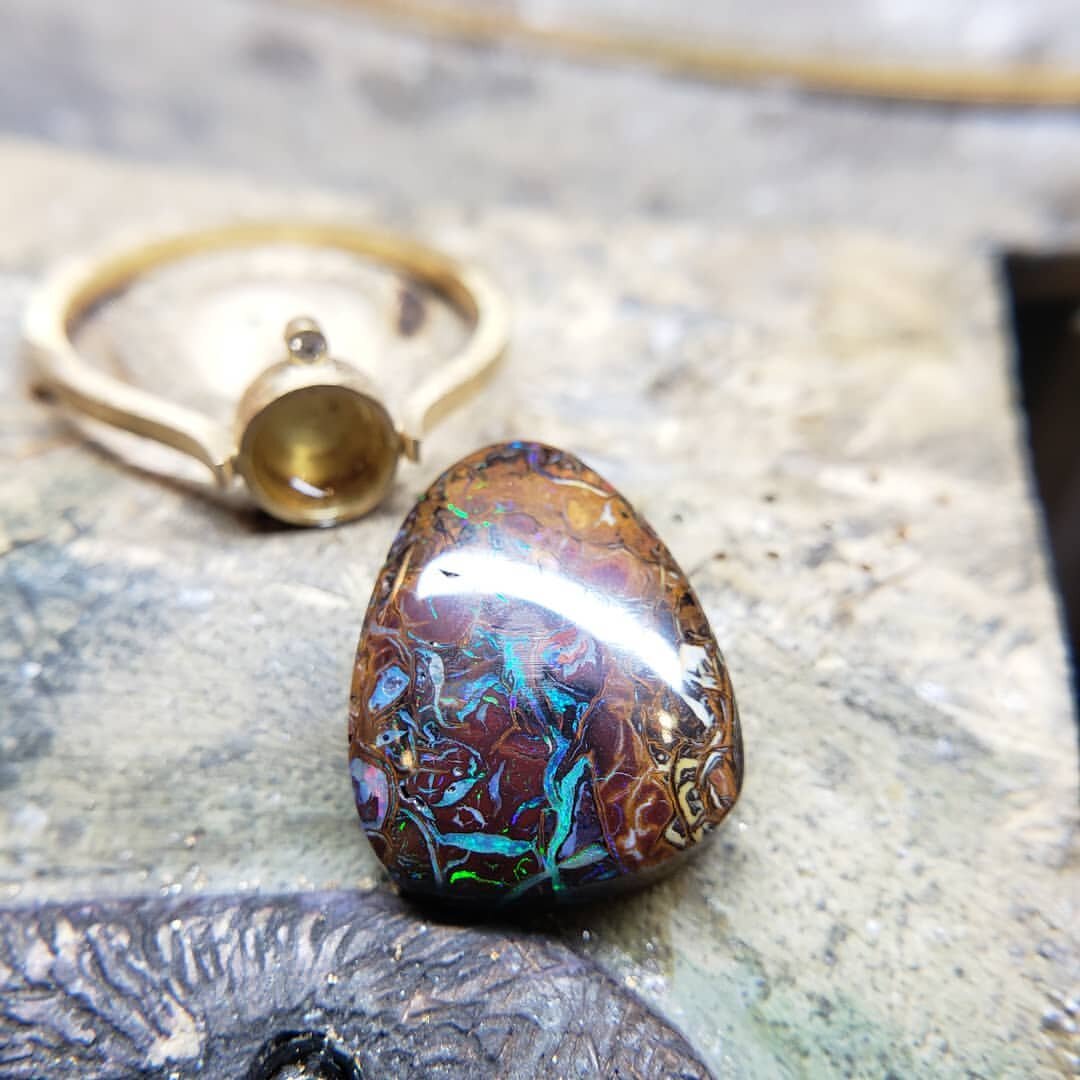 Boulder opal for mounting