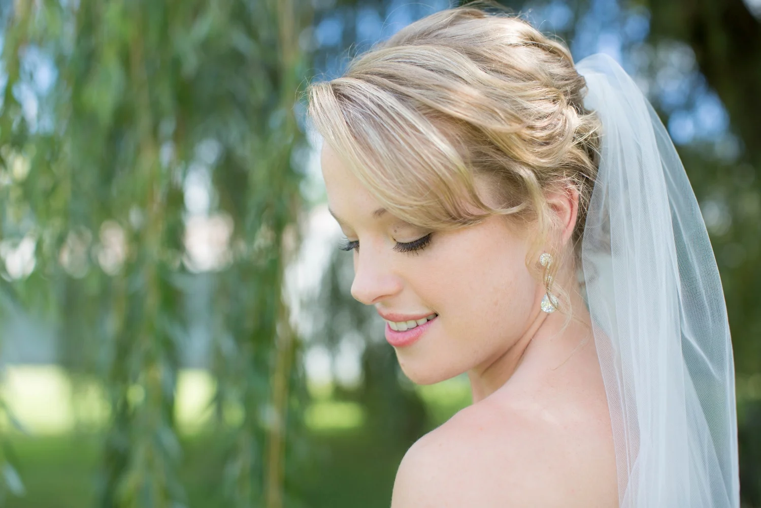 #mnwedding #mnphotographer #countrycharm #brideandgroom #makeup #hair #weddingdetails