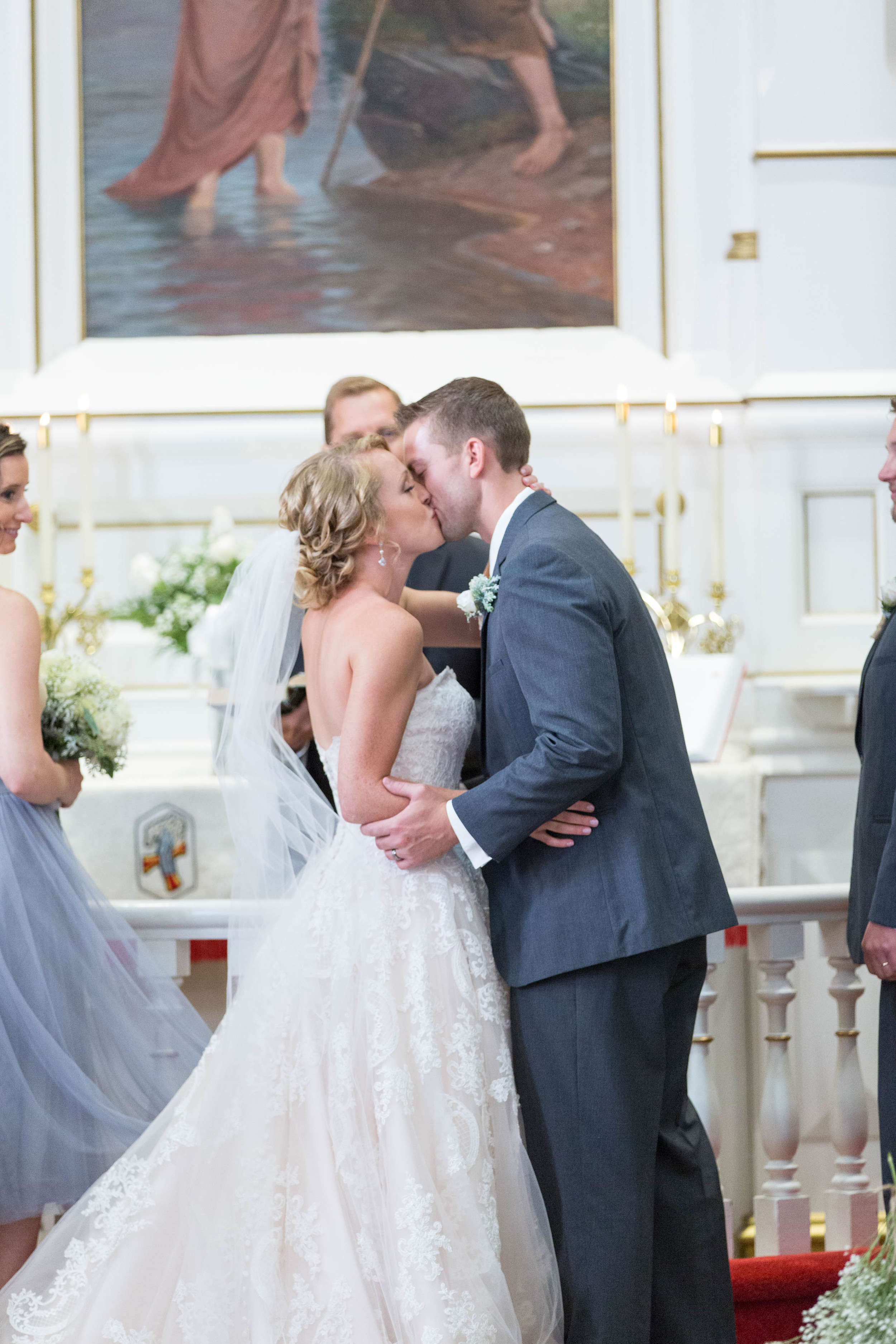#mnwedding #mnphotographer #countrycharm #brideandgroom #firstkiss