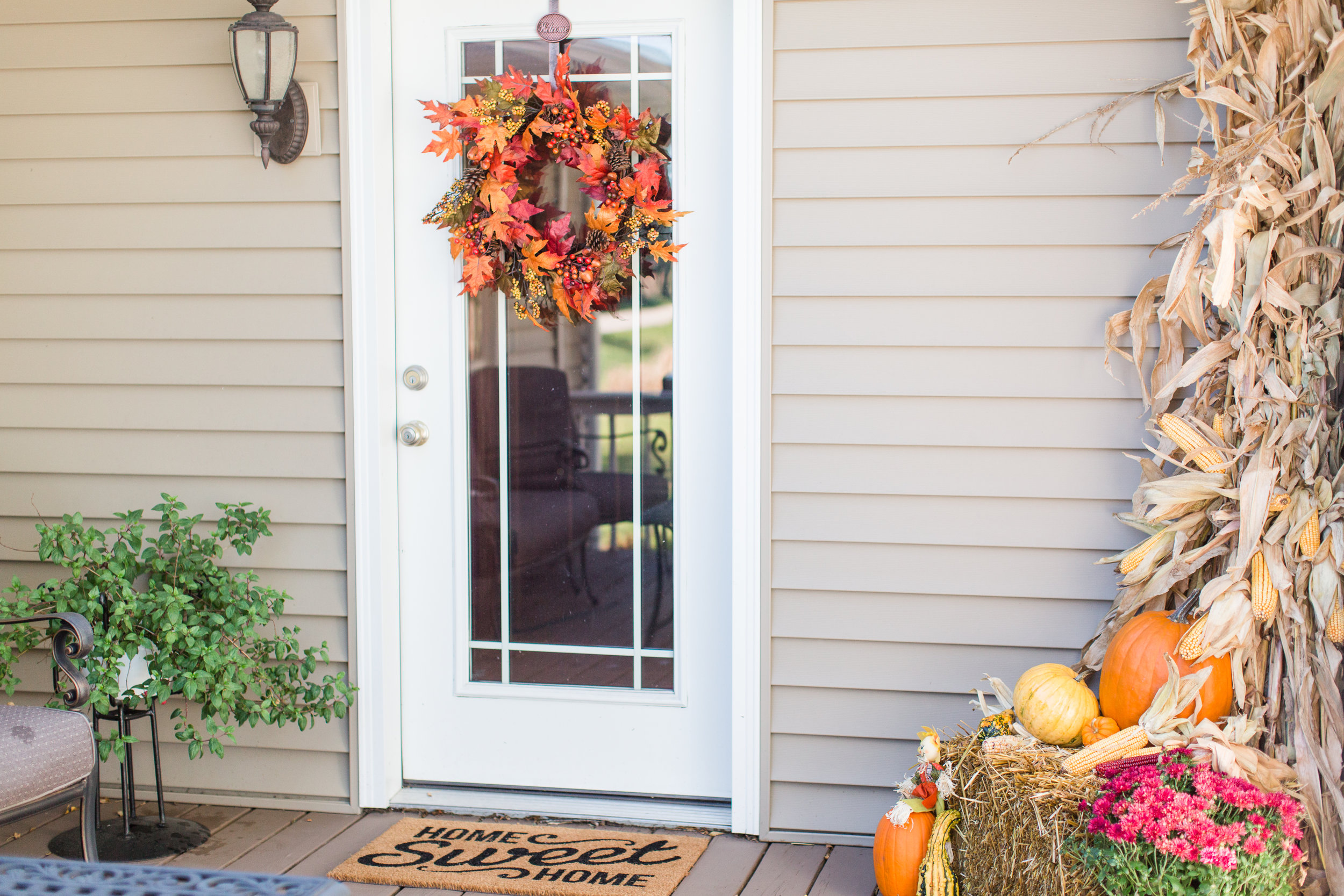 fall decor | front porch | pumpkins | straw bale | decorating | stephanie lynn photography