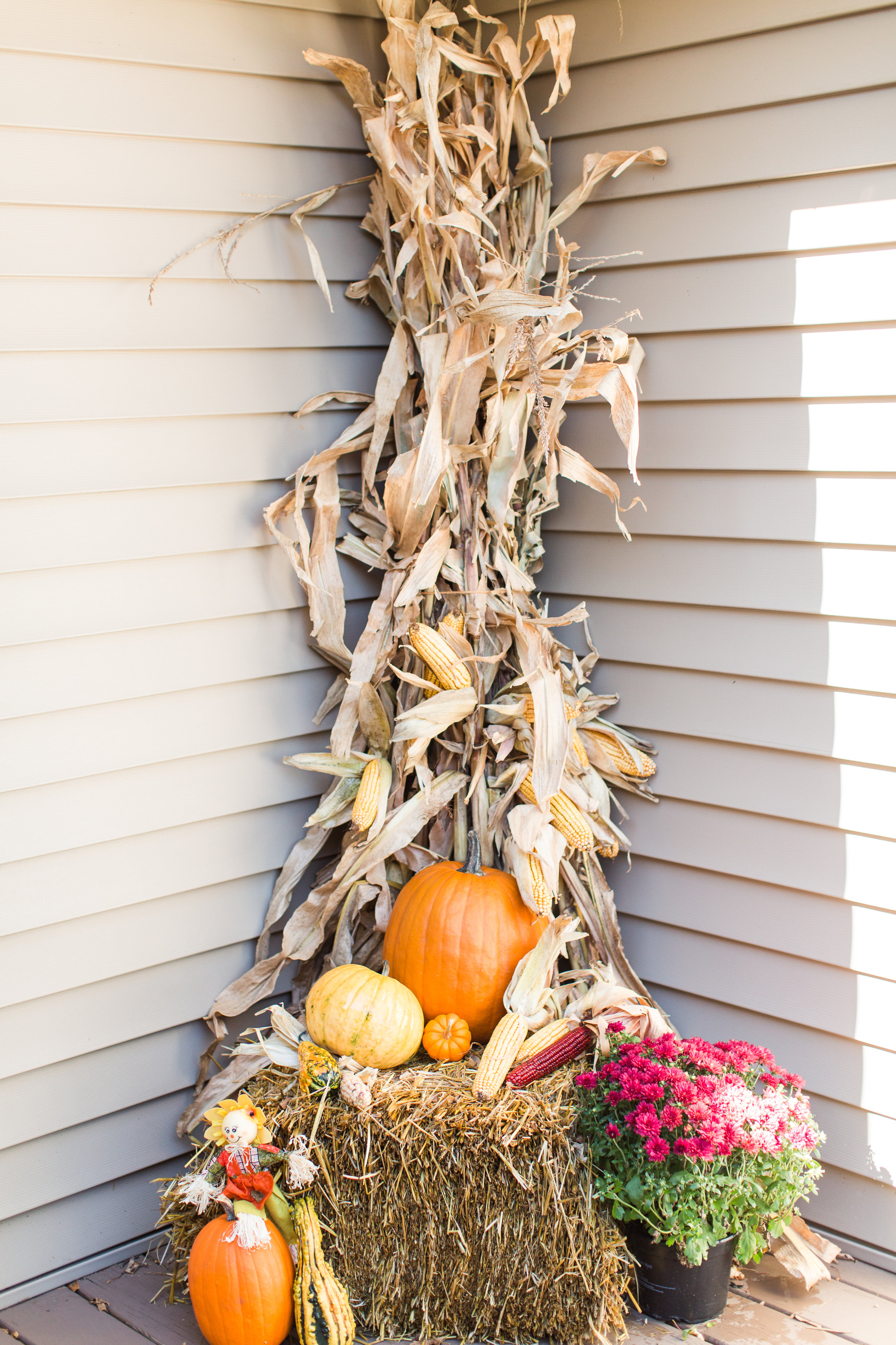fall decor | front porch | pumpkins | straw bale | decorating | stephanie lynn photography