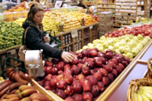 食品標籤上標示「天然」或「純天然」就表示該食品不含人工成分、農藥、抗生素或是來自轉基因食物嗎?這個容易誤導消費者的作法至今仍然存在很大的爭議。(Justin Sullivan/Getty Images)
